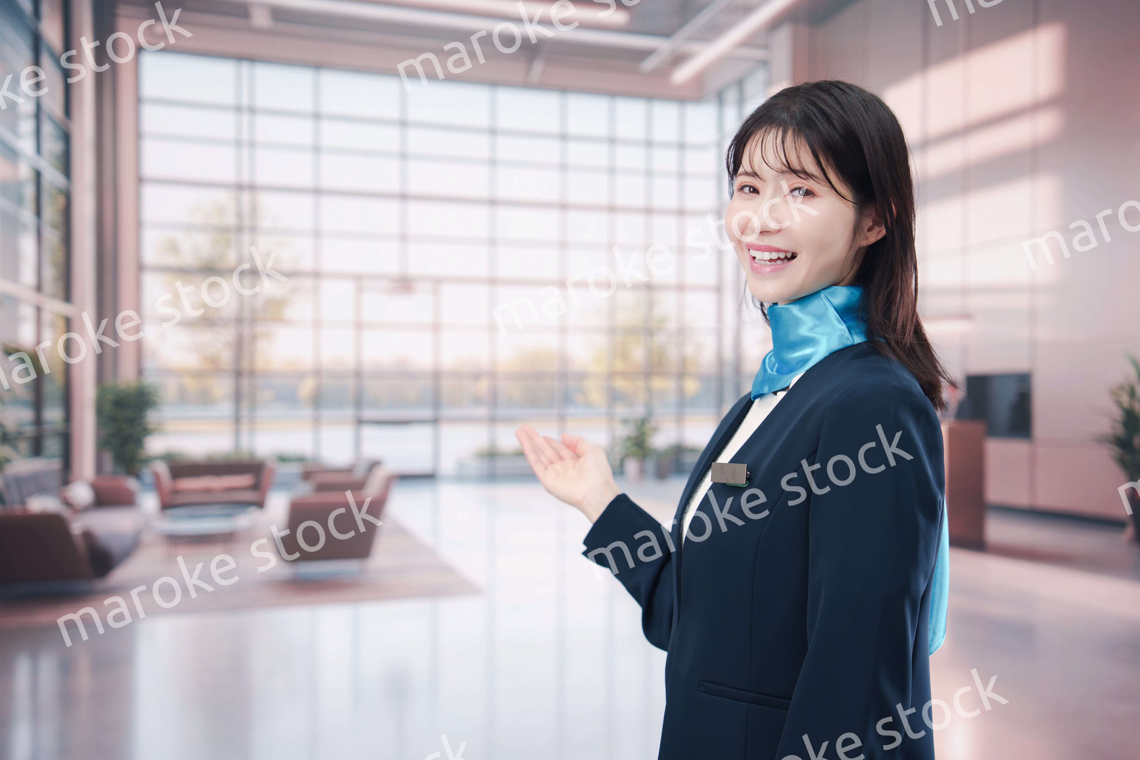 笑顔でご案内をする空港スタッフ