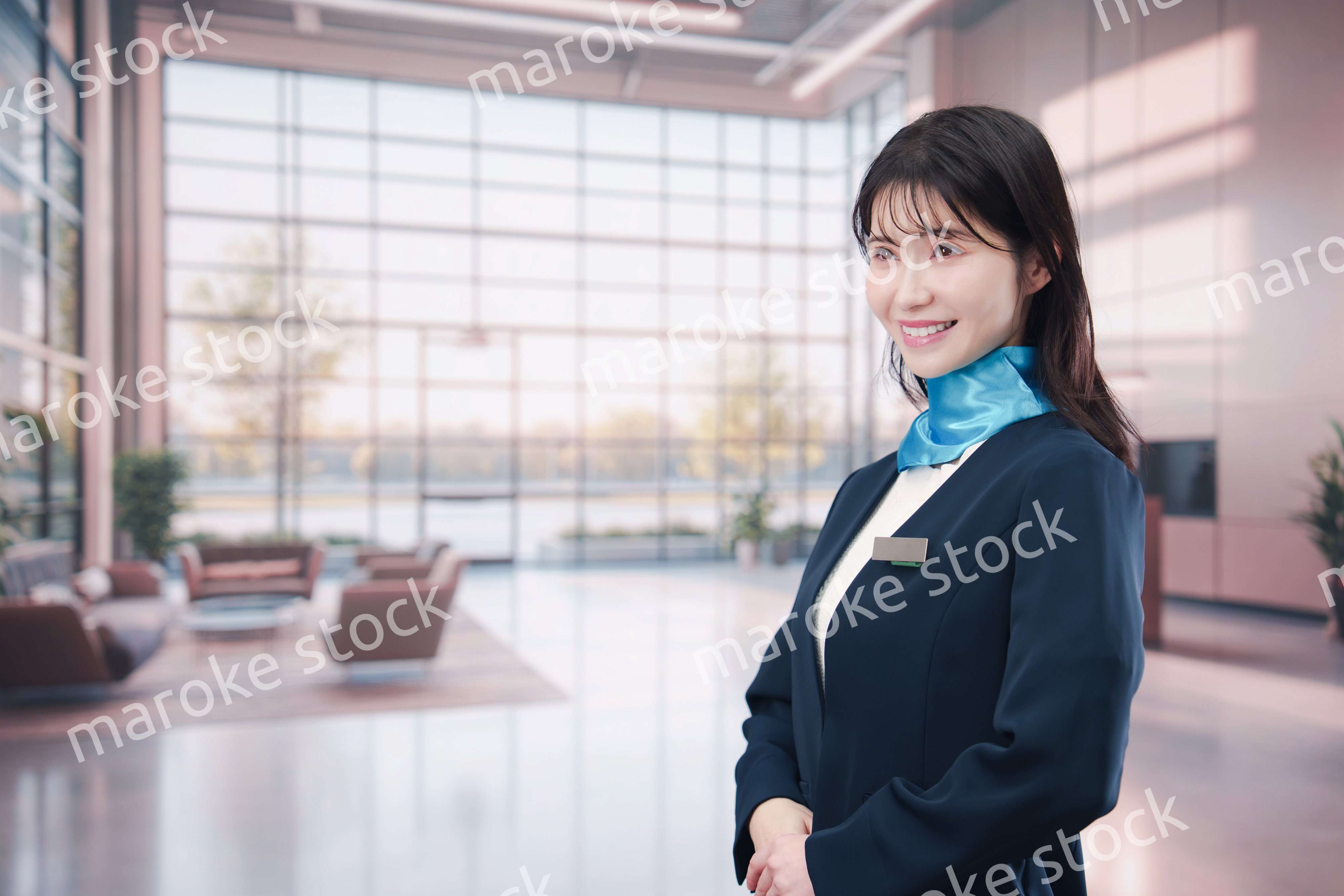 笑顔でご案内をする空港スタッフ