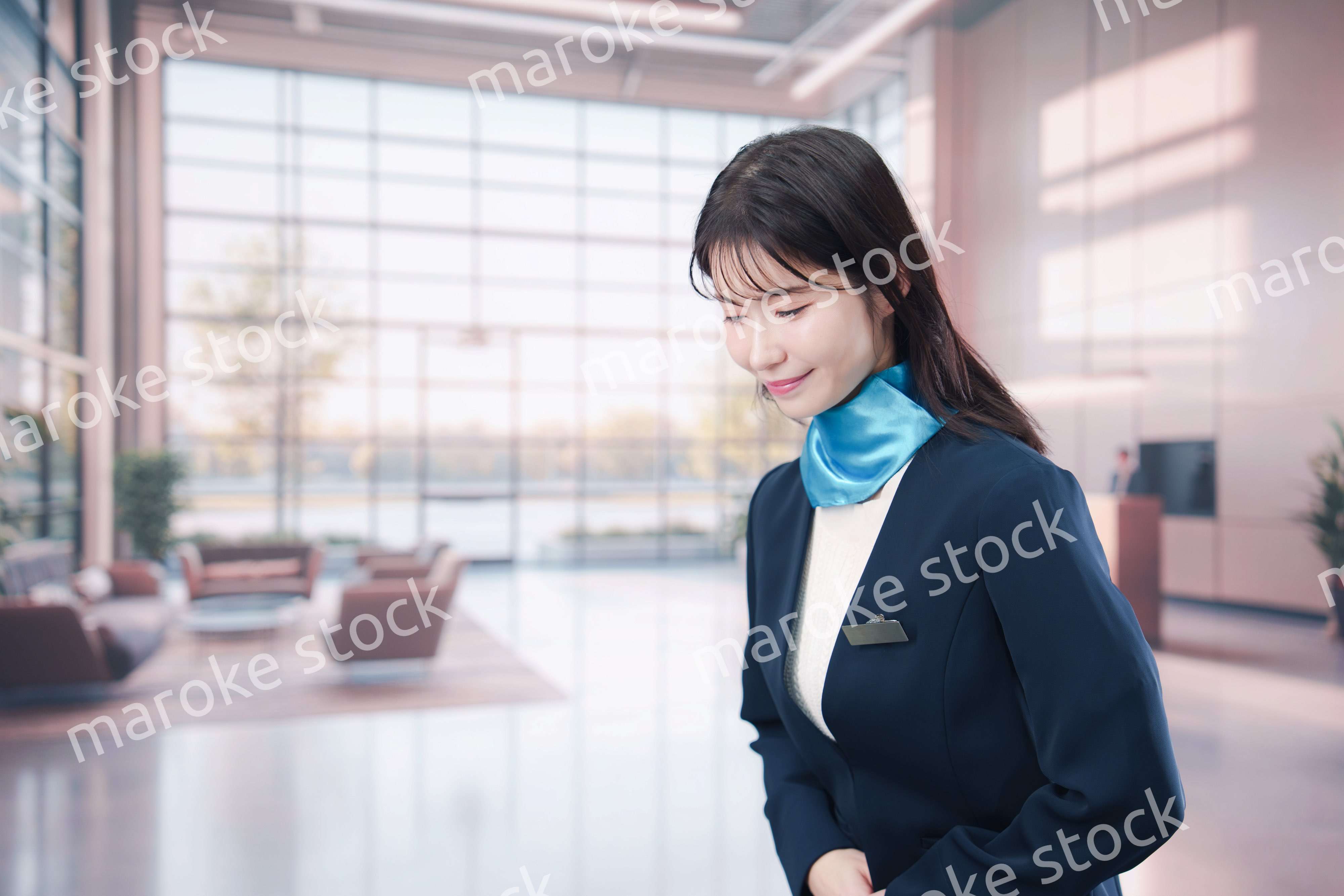 笑顔でご案内をする空港スタッフ