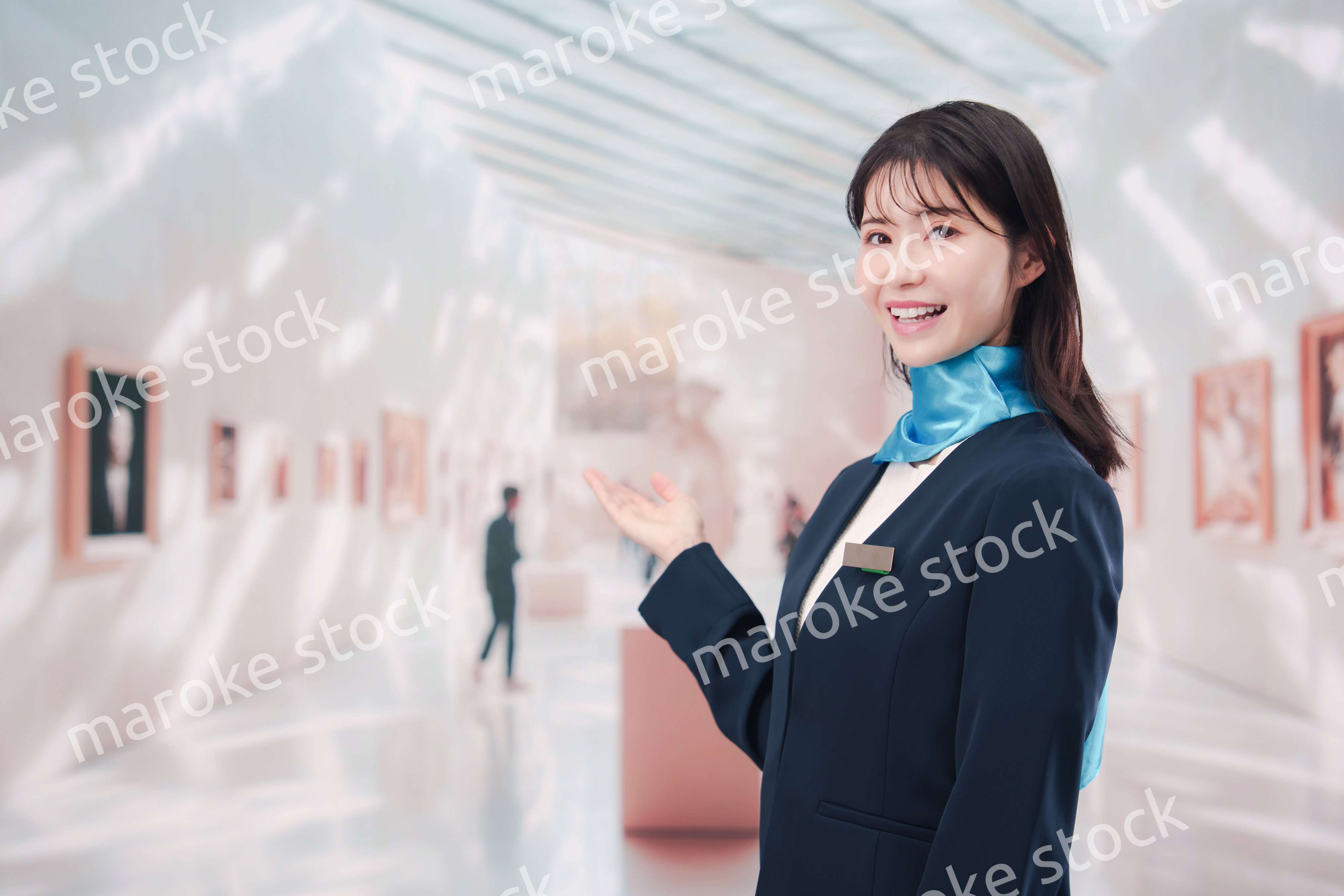 美術館・博物館で働く若い女性