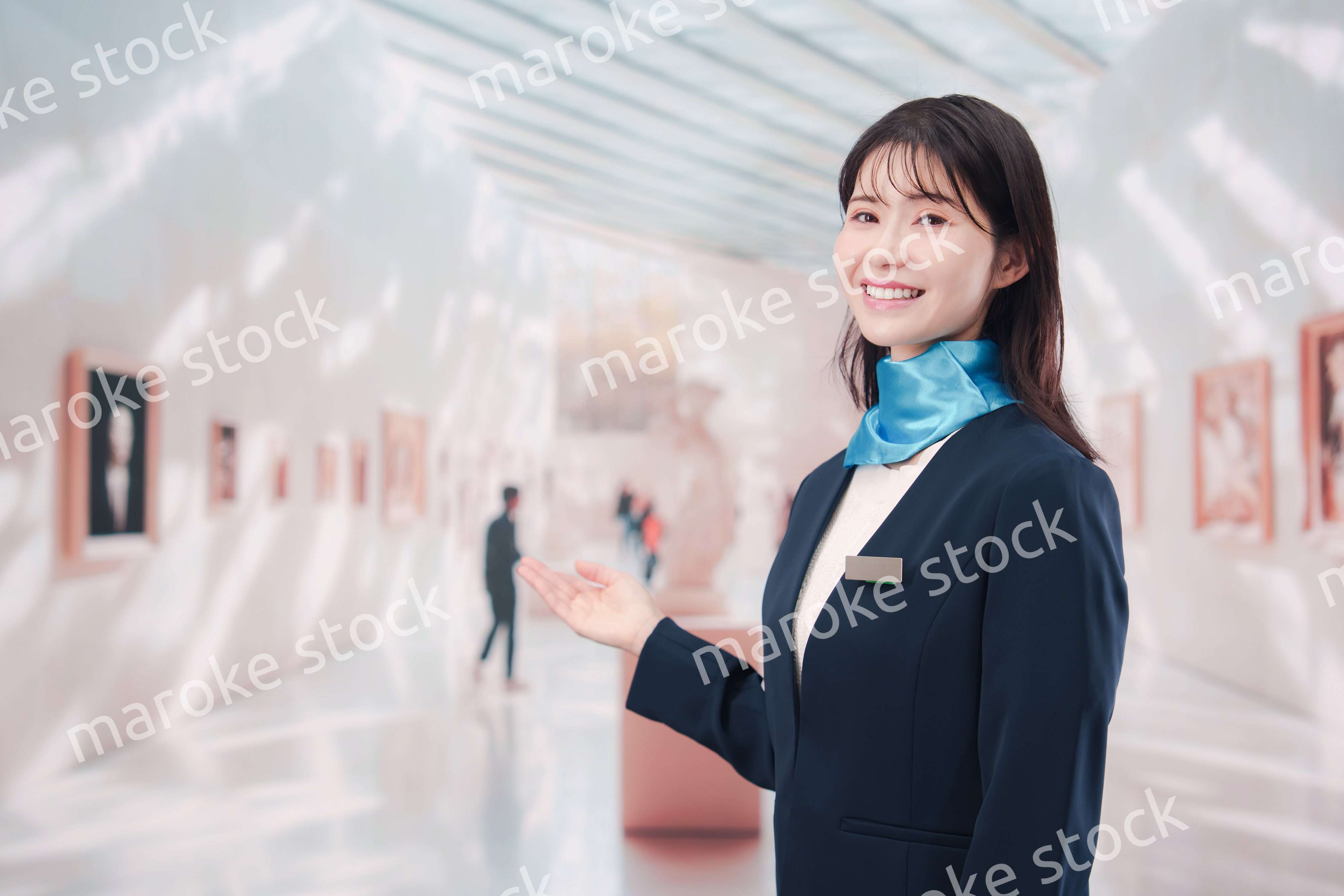 美術館・博物館で働く若い女性