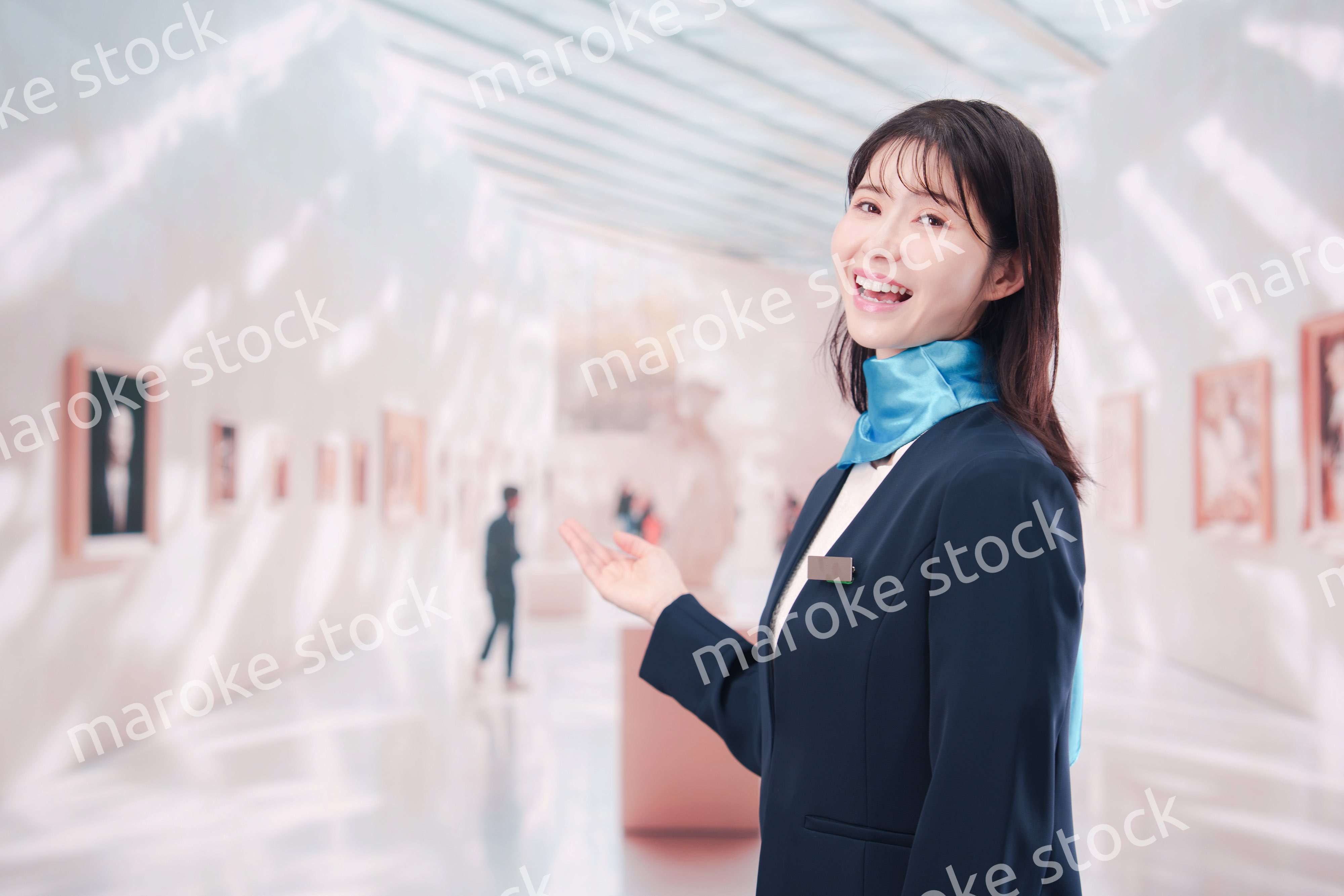 美術館・博物館で働く若い女性