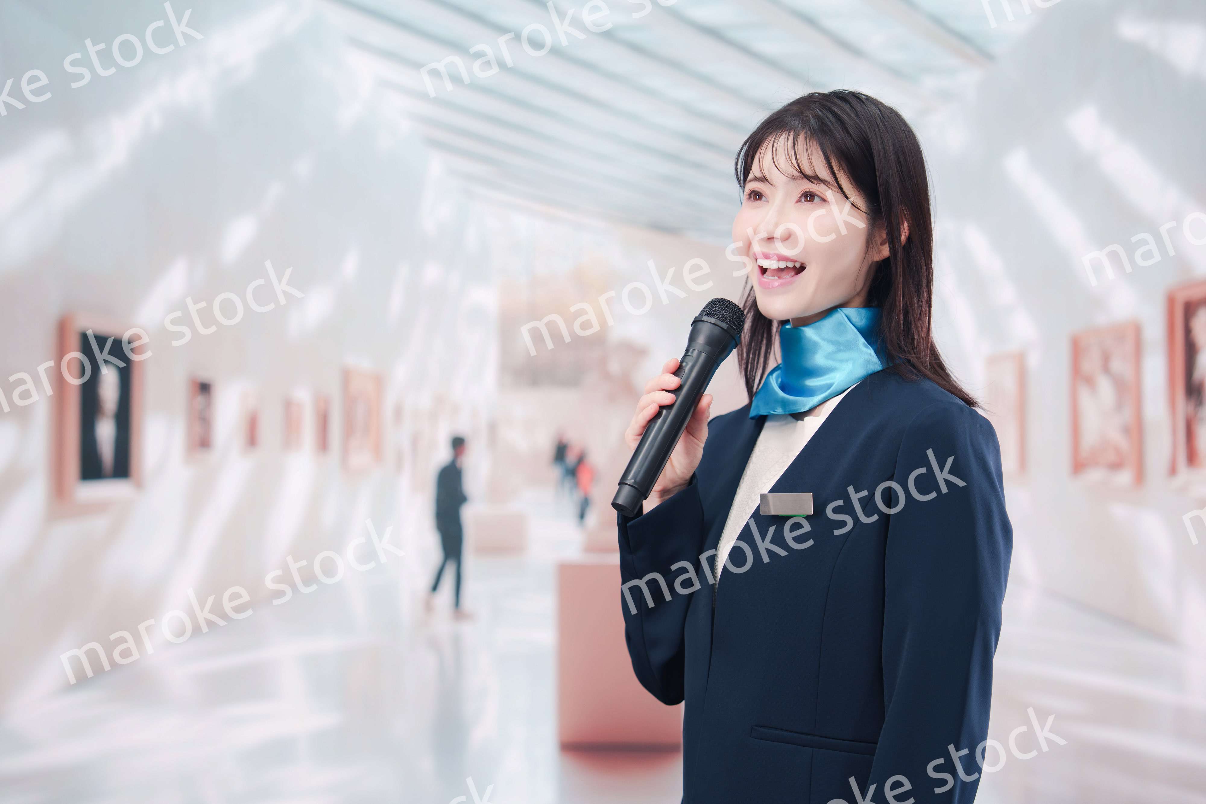 美術館で解説をする女性