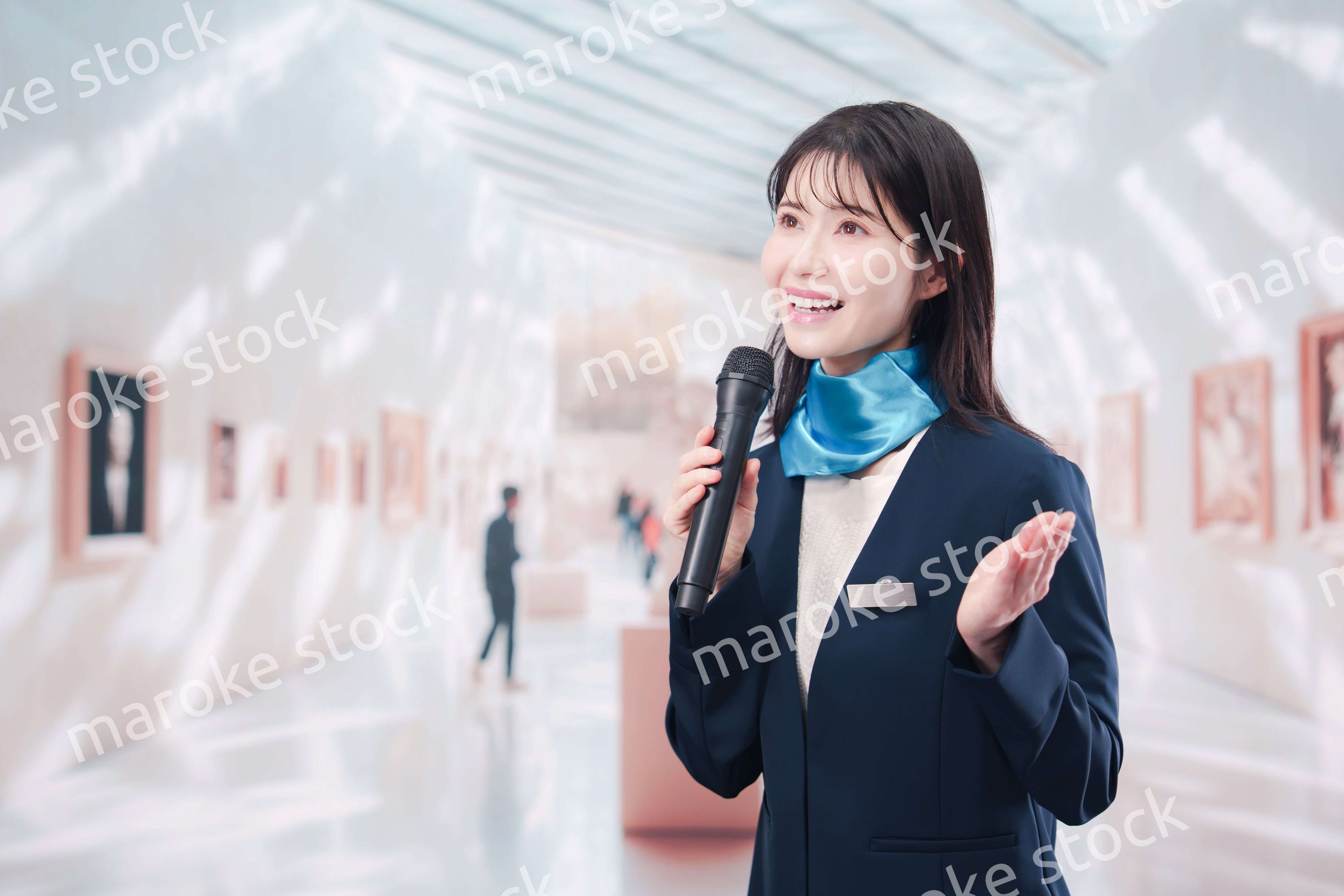 美術館で解説をする女性