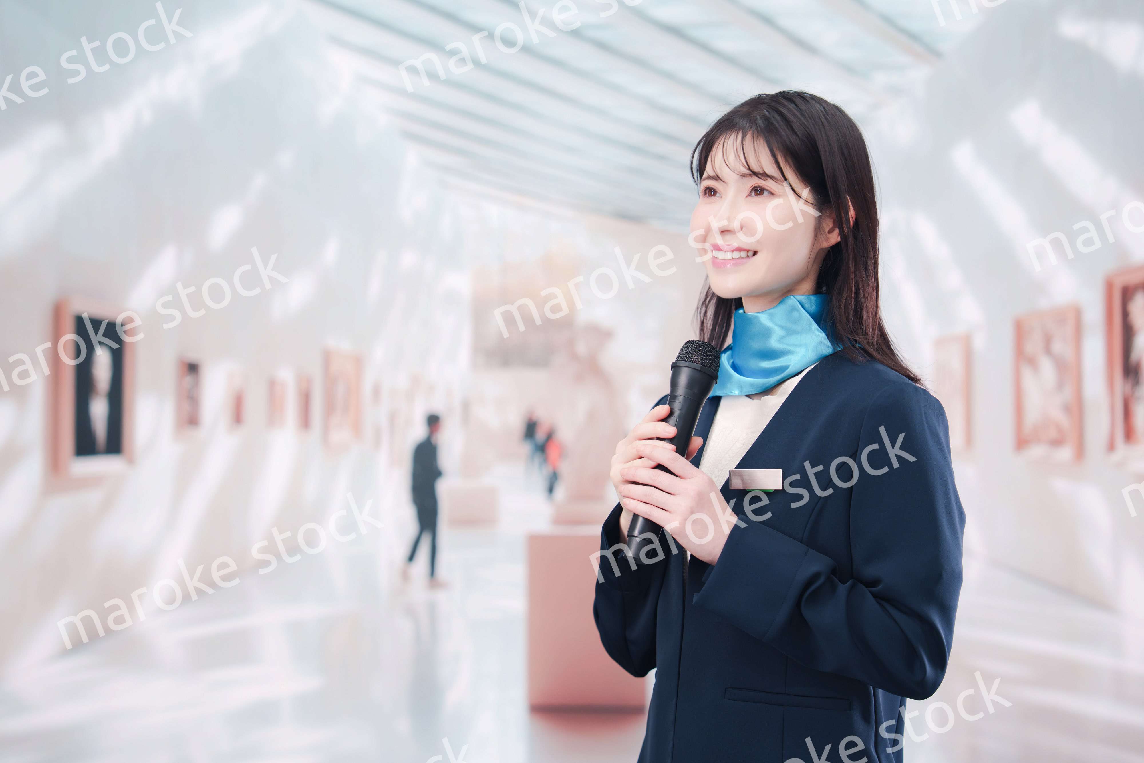 美術館で解説をする女性