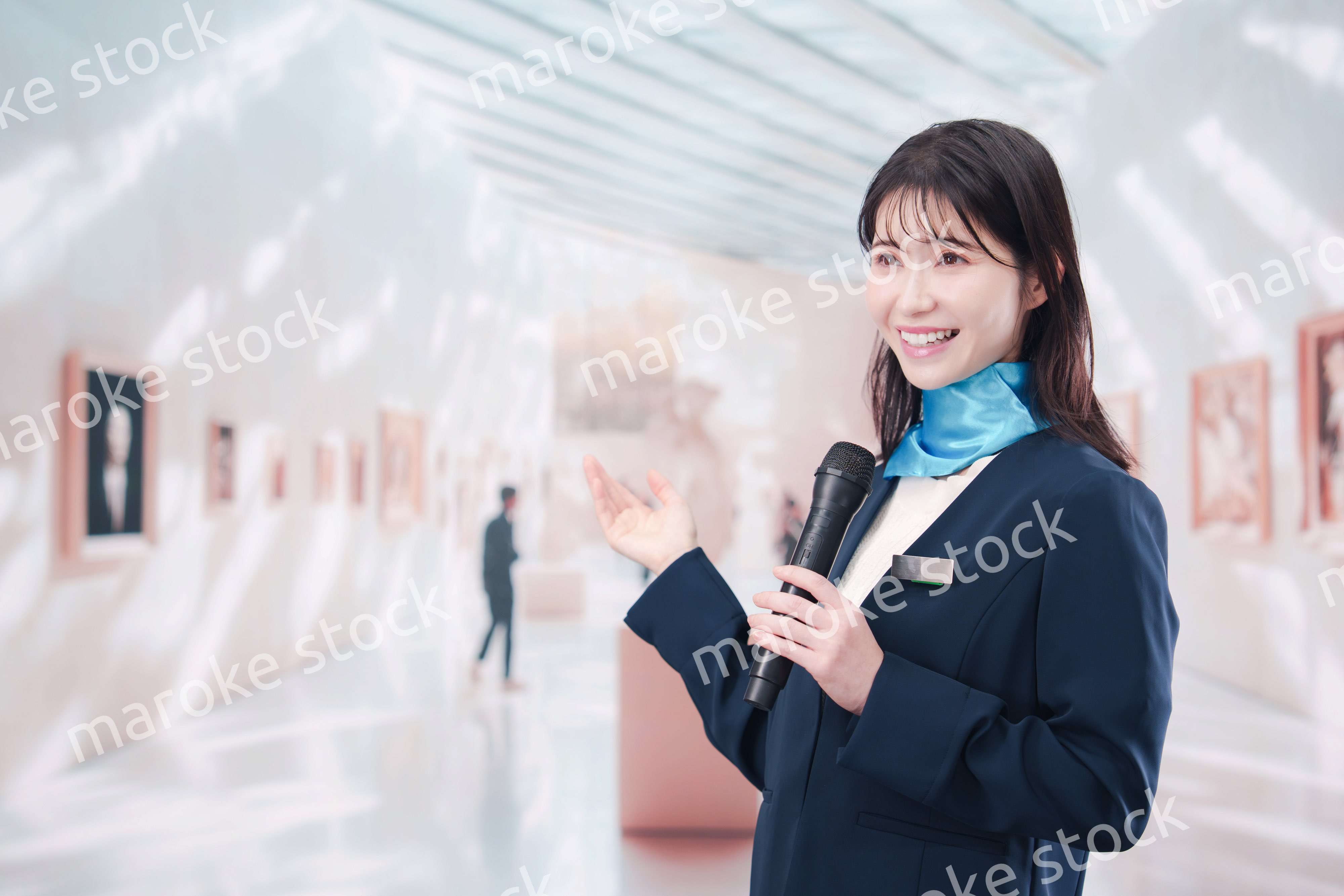 美術館で解説をする女性