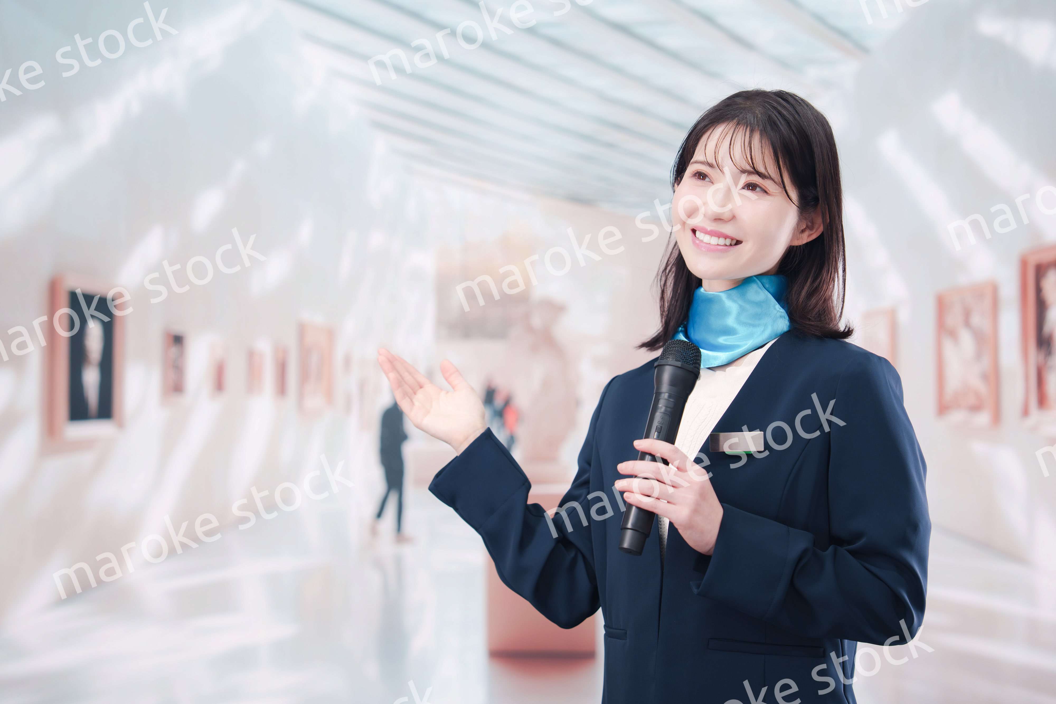 美術館で解説をする女性