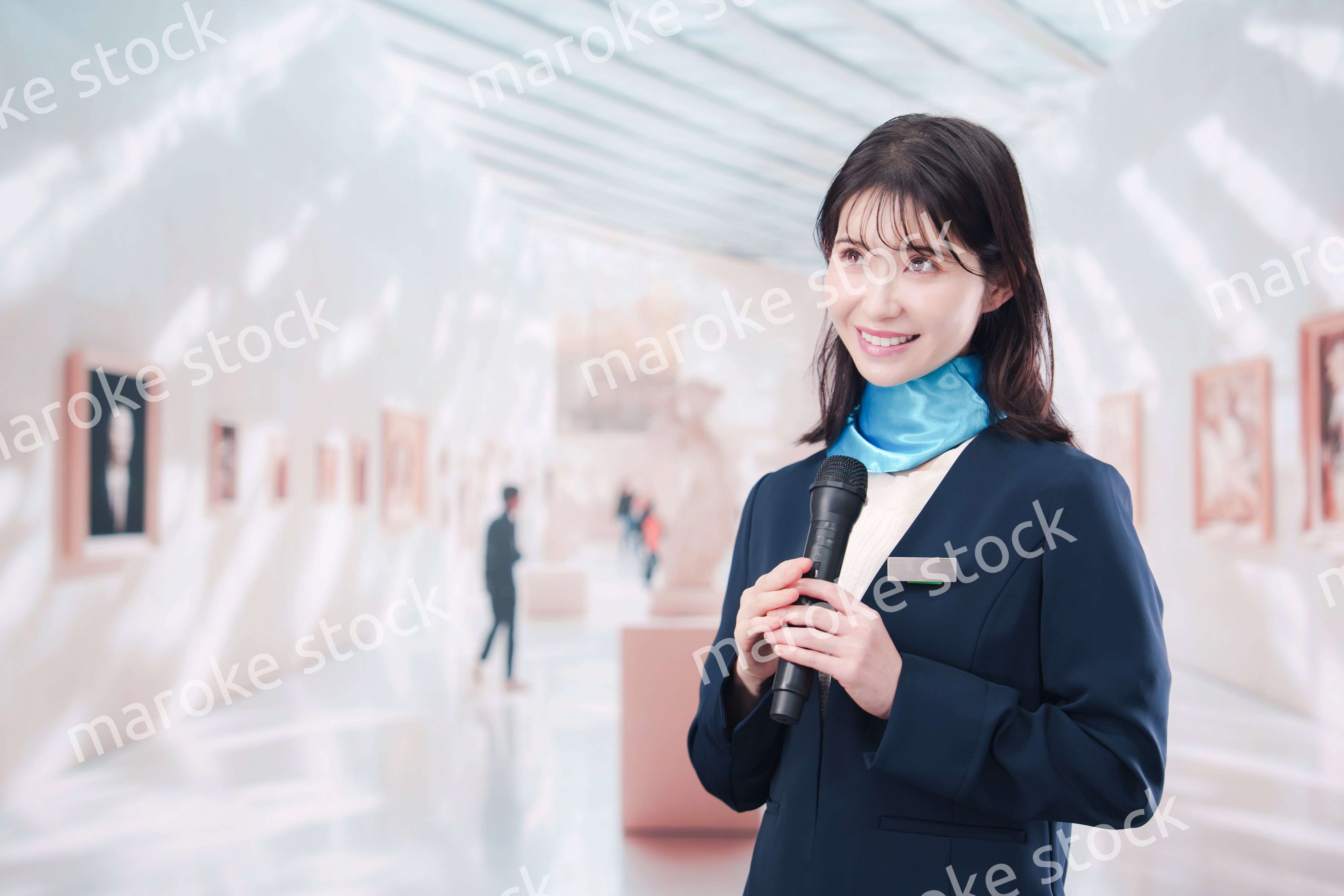 美術館で解説をする女性