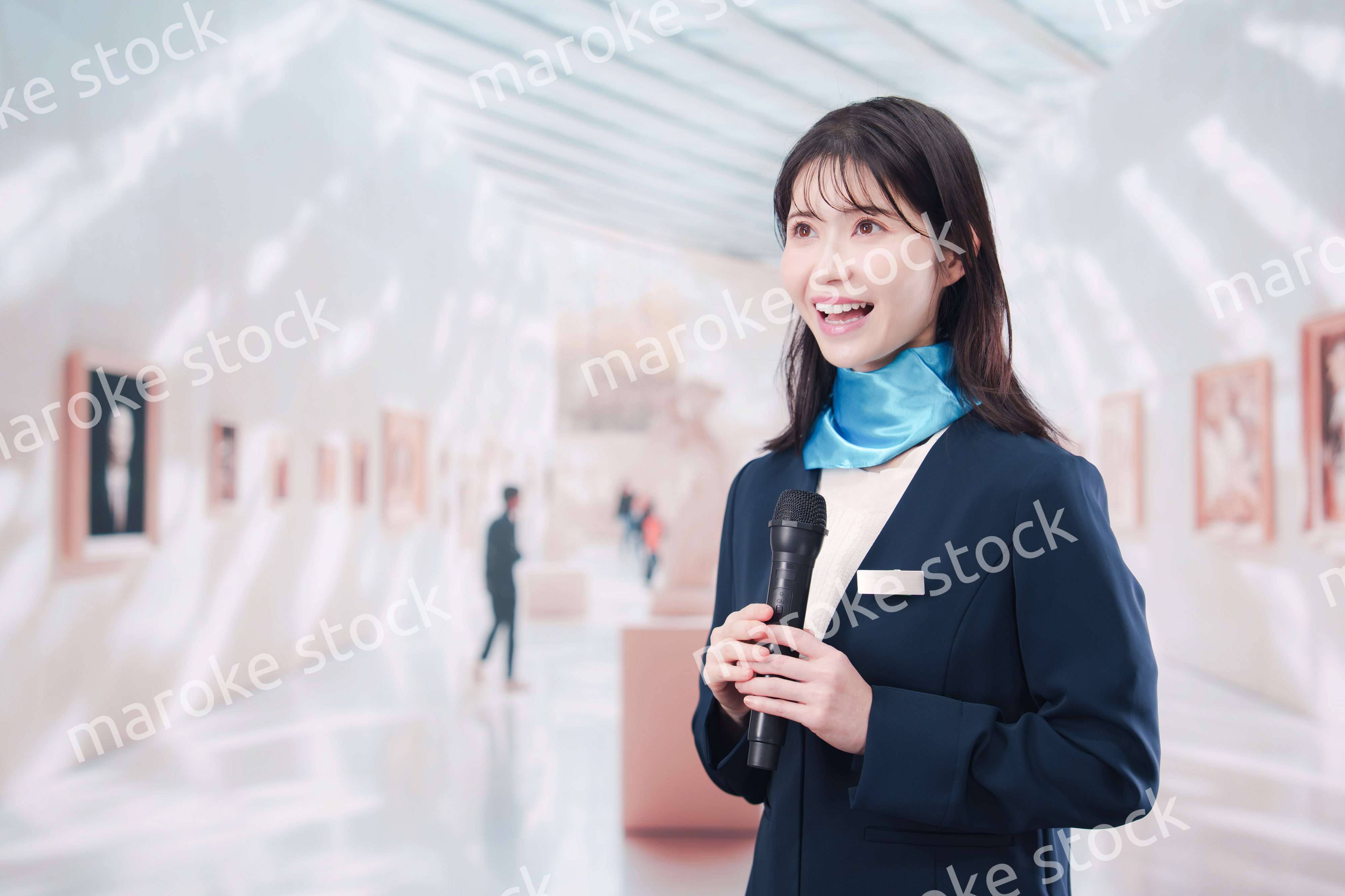 美術館で解説をする女性