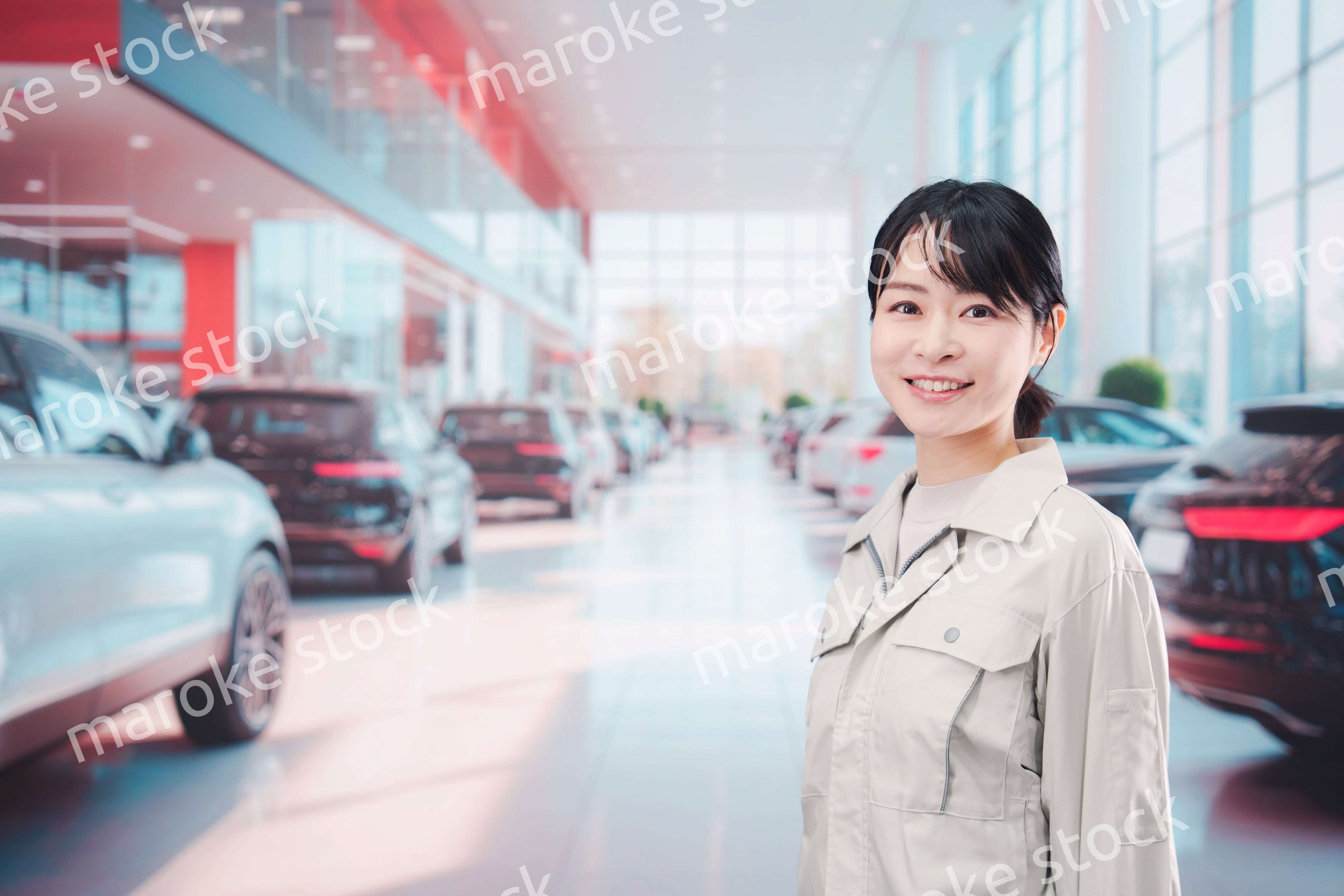 カーディーラーで働く整備士の女性