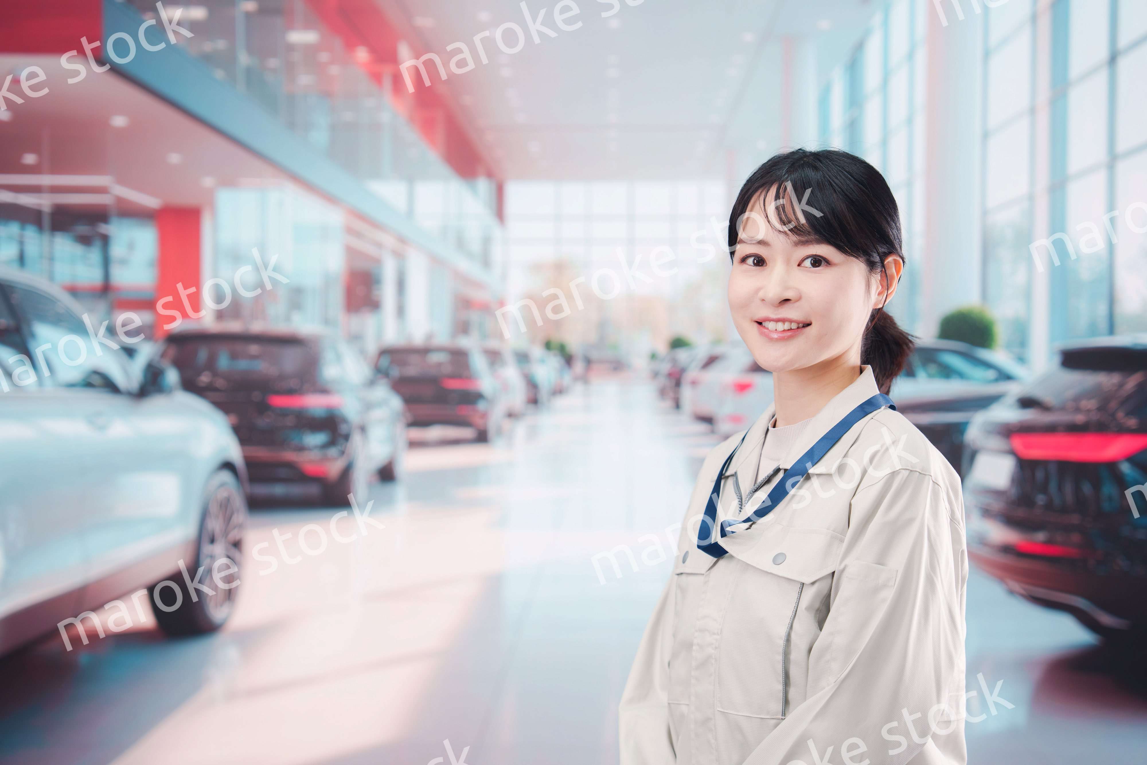 カーディーラーで働く整備士の女性