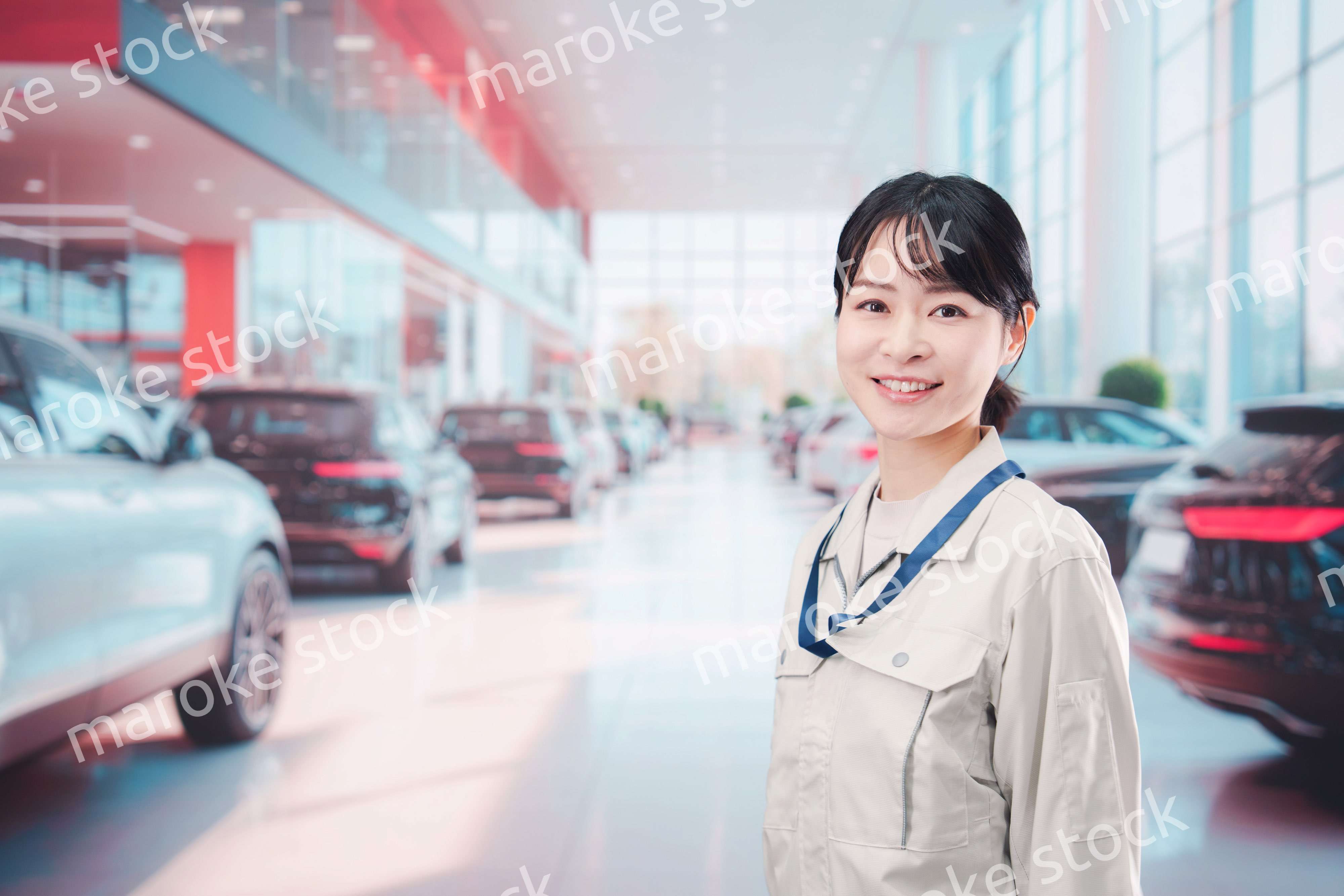 カーディーラーで働く整備士の女性