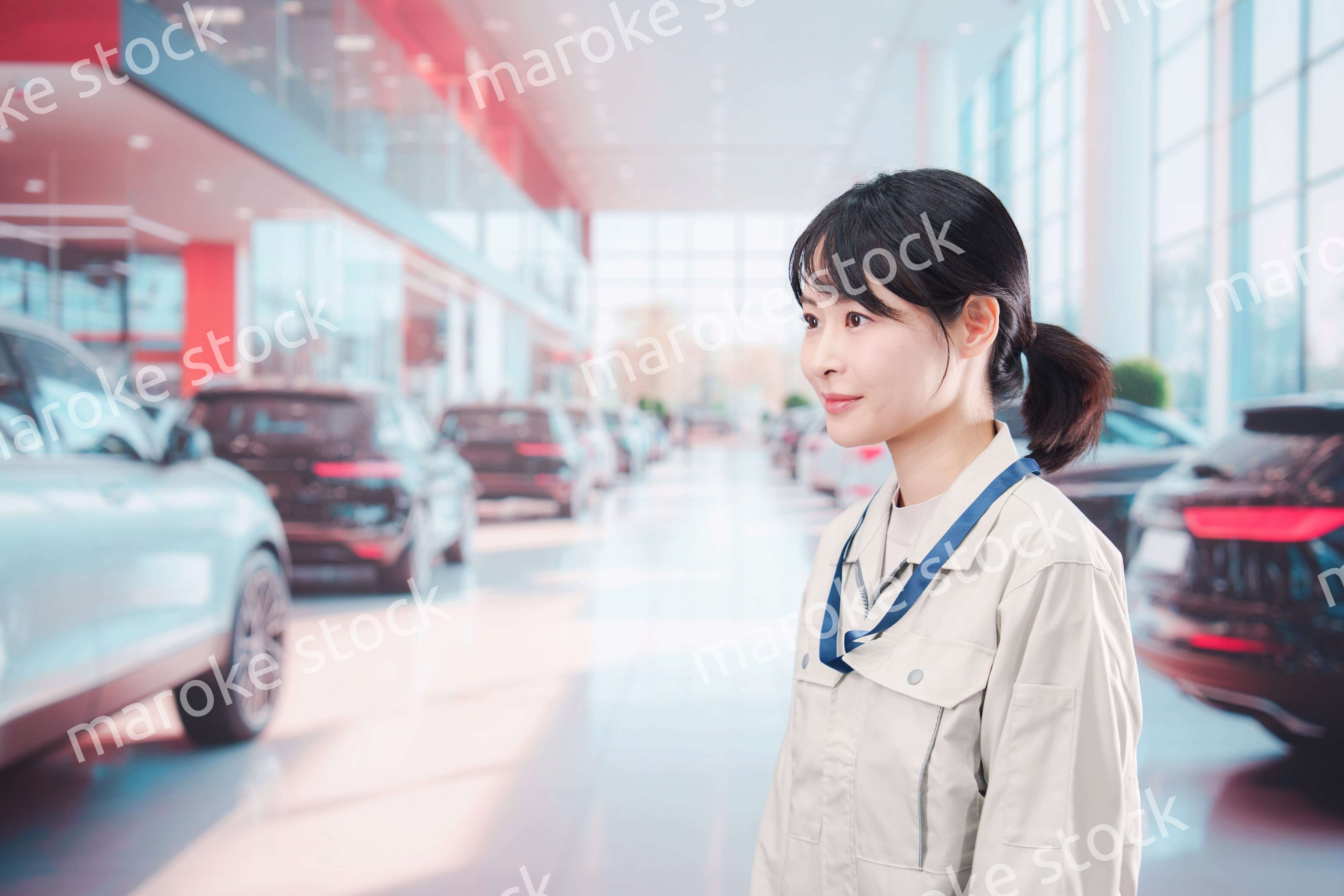 カーディーラーで働く整備士の女性