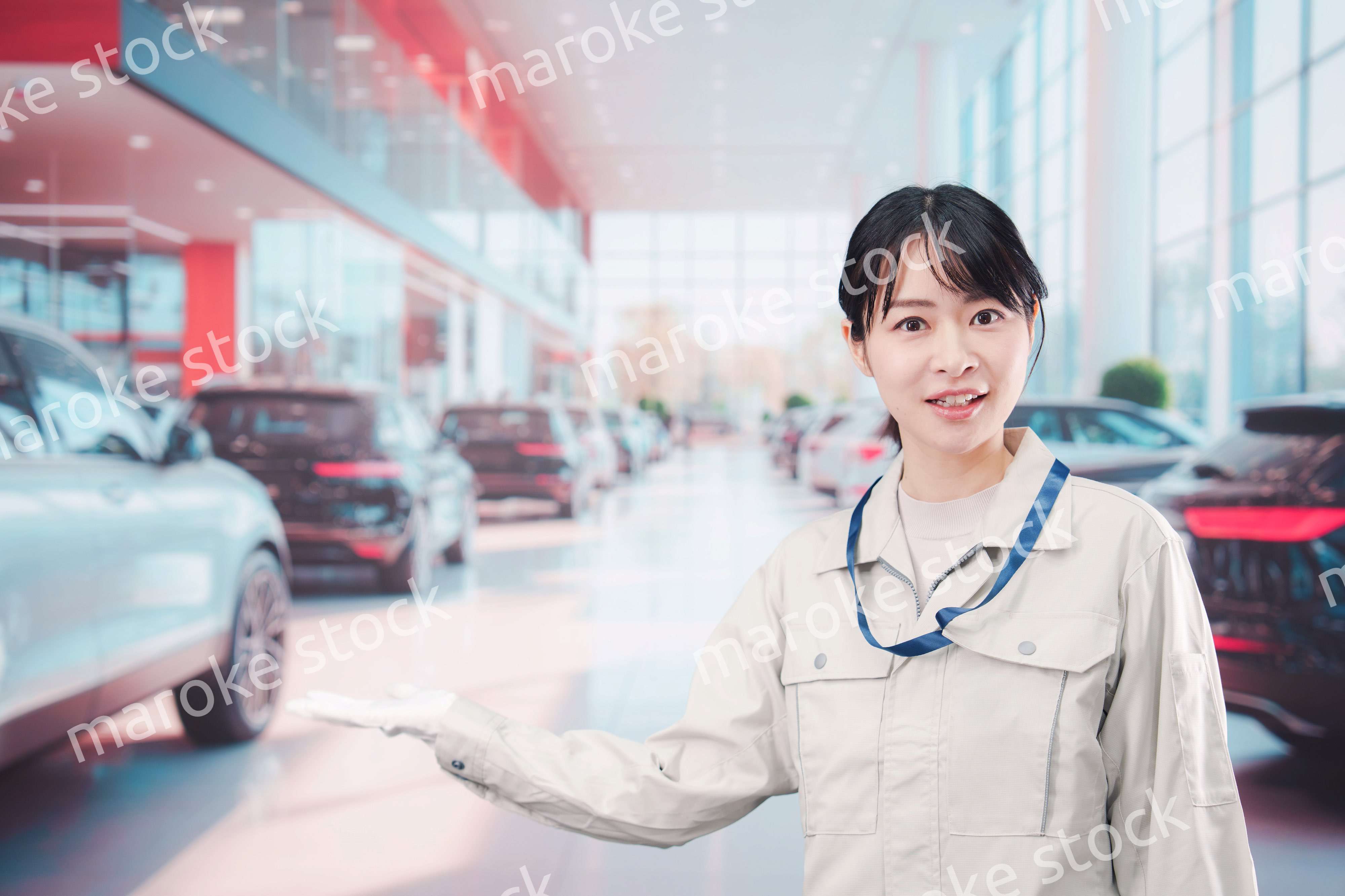 カーディーラーで働く整備士の女性