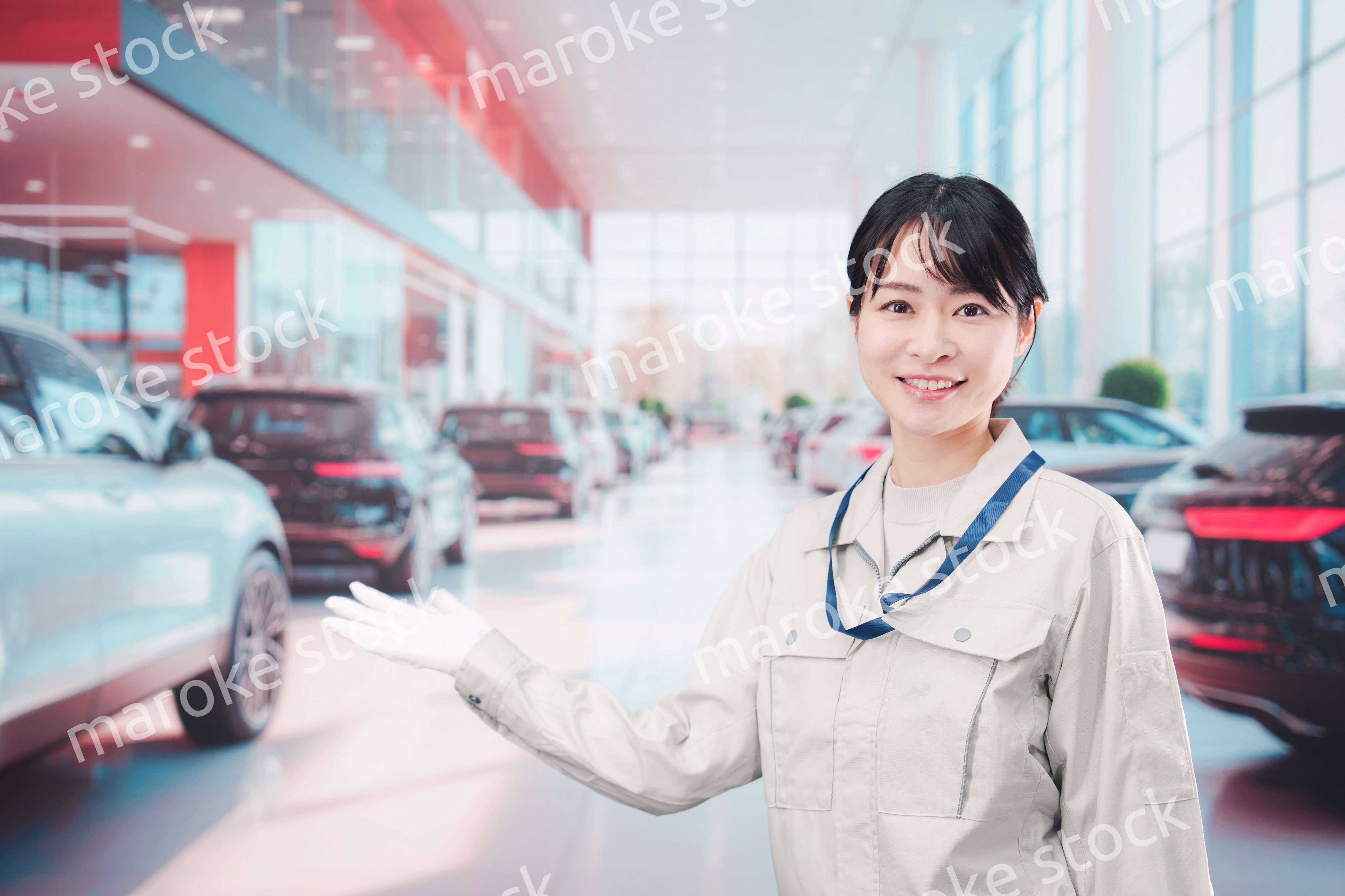 カーディーラーで働く整備士の女性