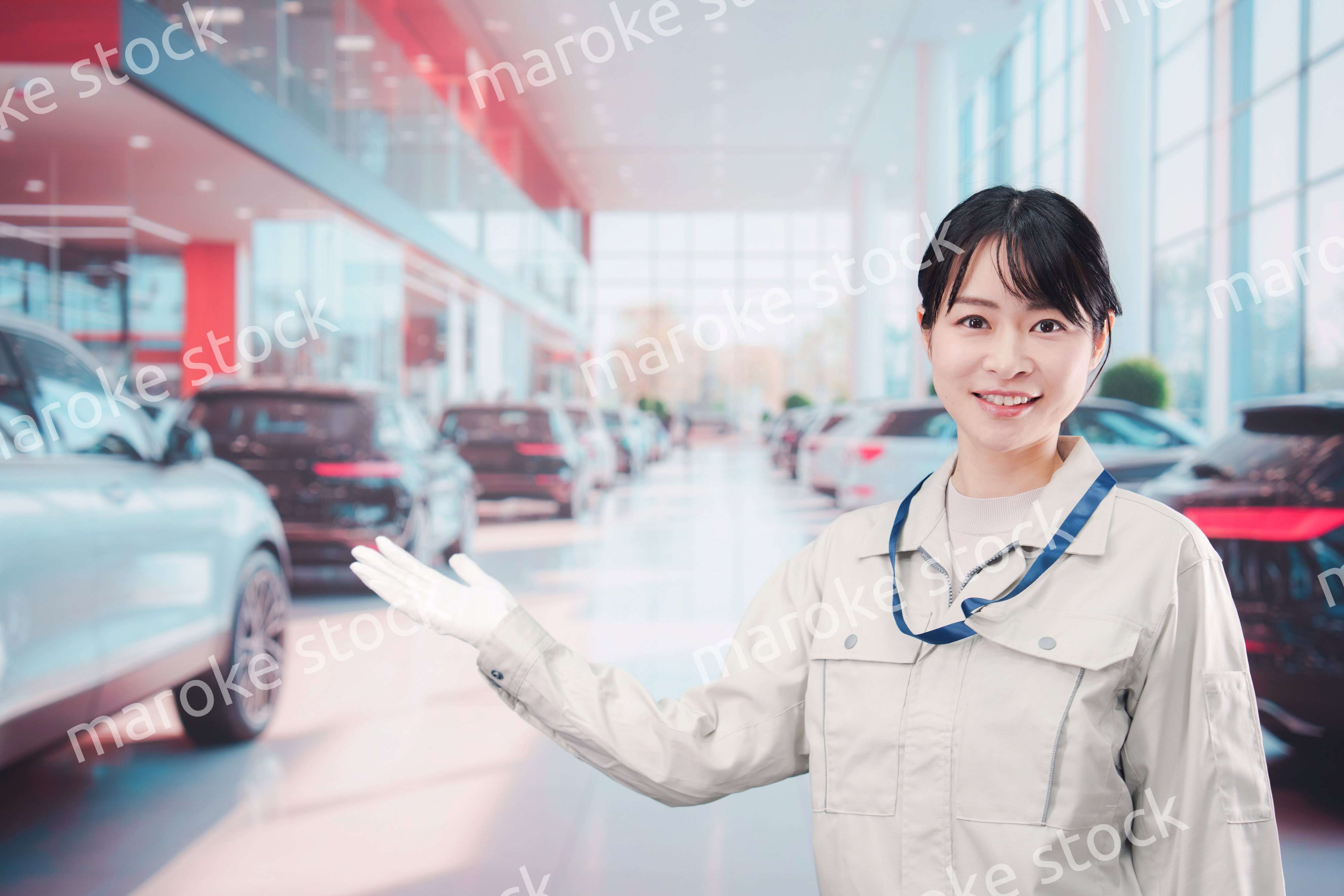 カーディーラーで働く整備士の女性