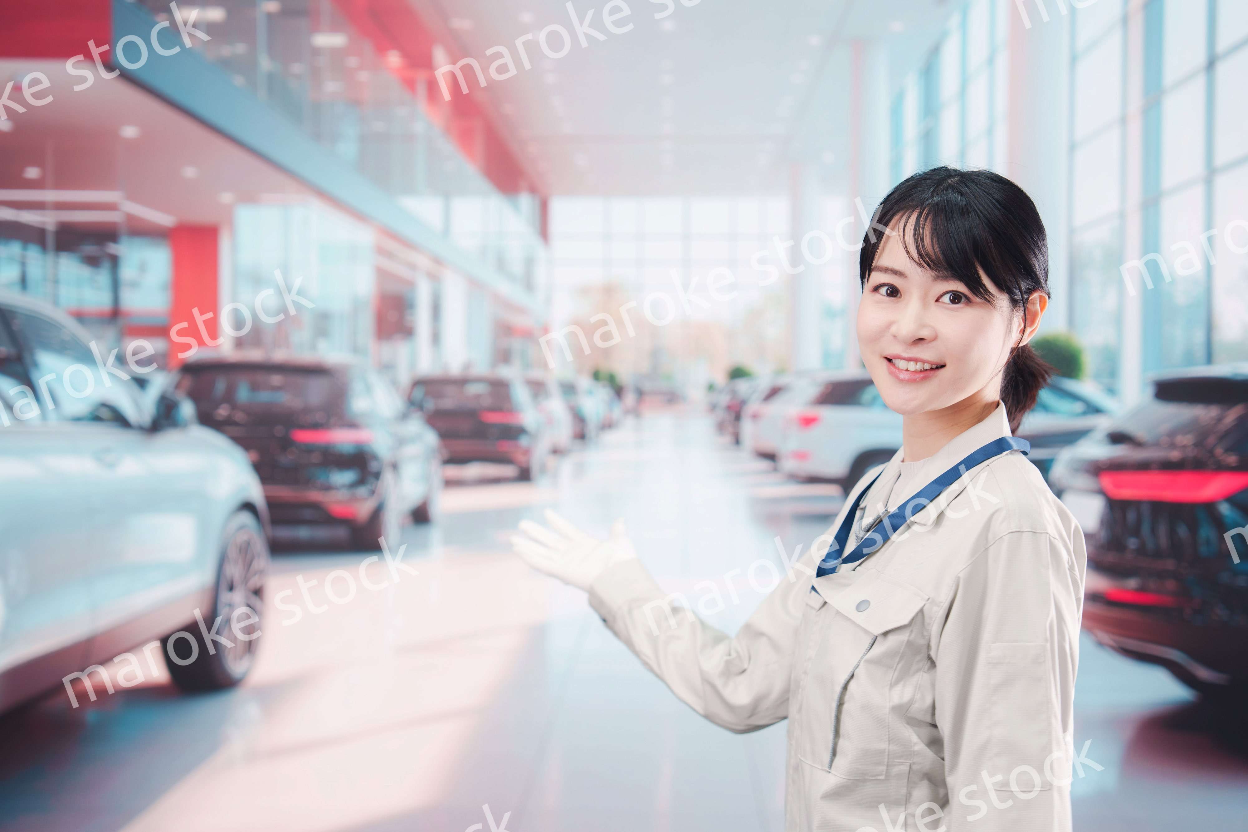 カーディーラーで働く整備士の女性