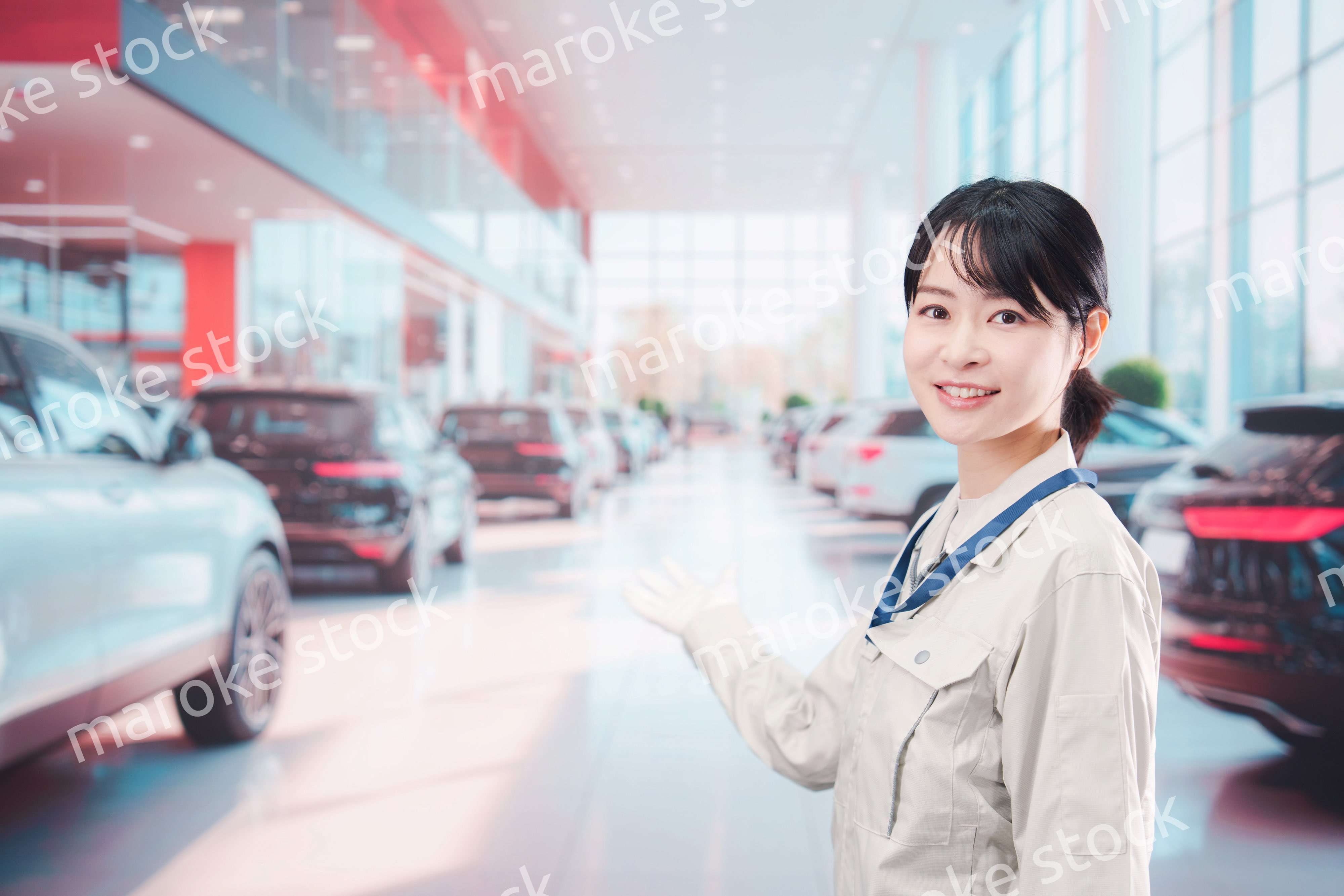 カーディーラーで働く整備士の女性