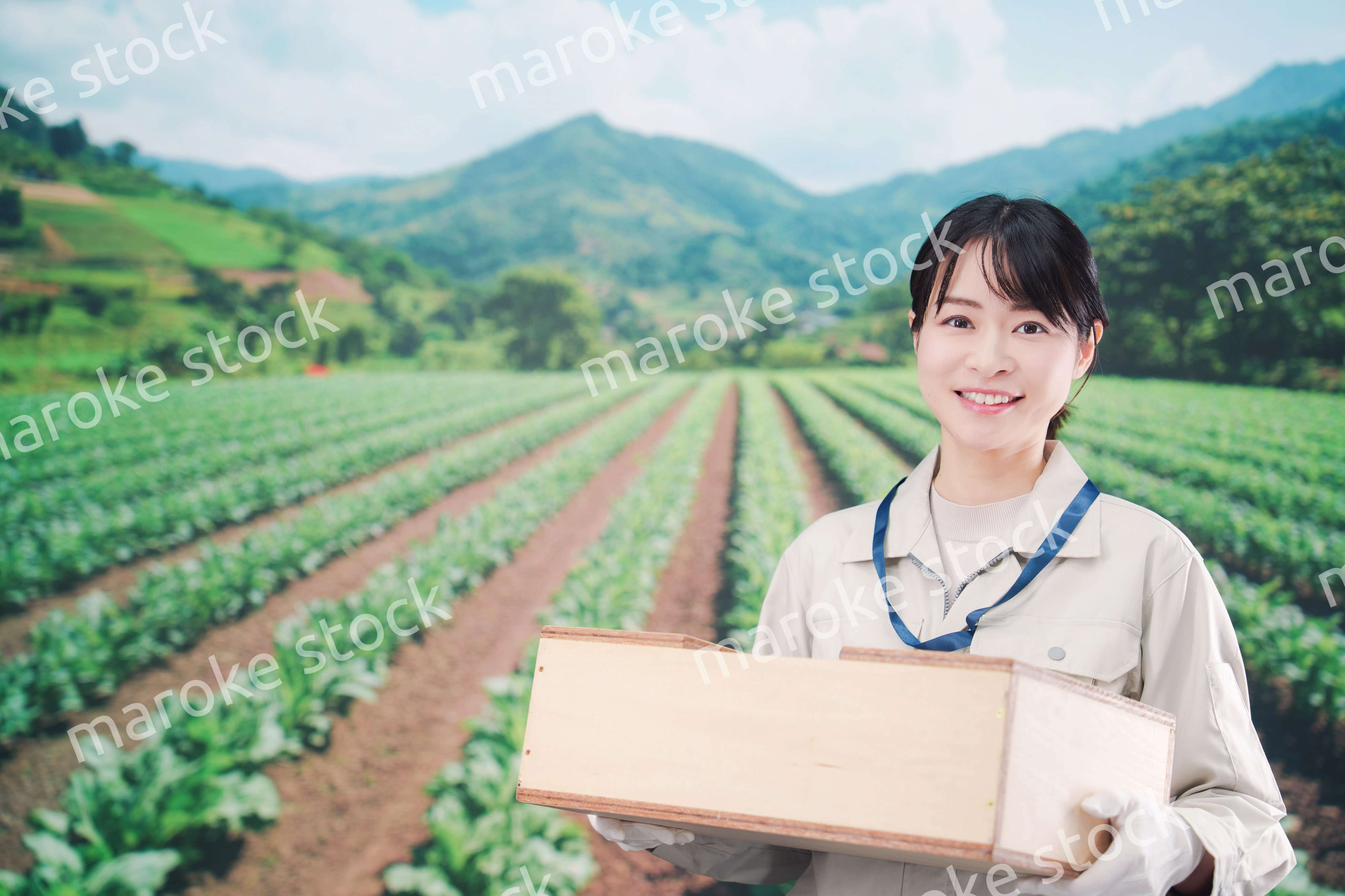 箱を運搬する農家の若い女性