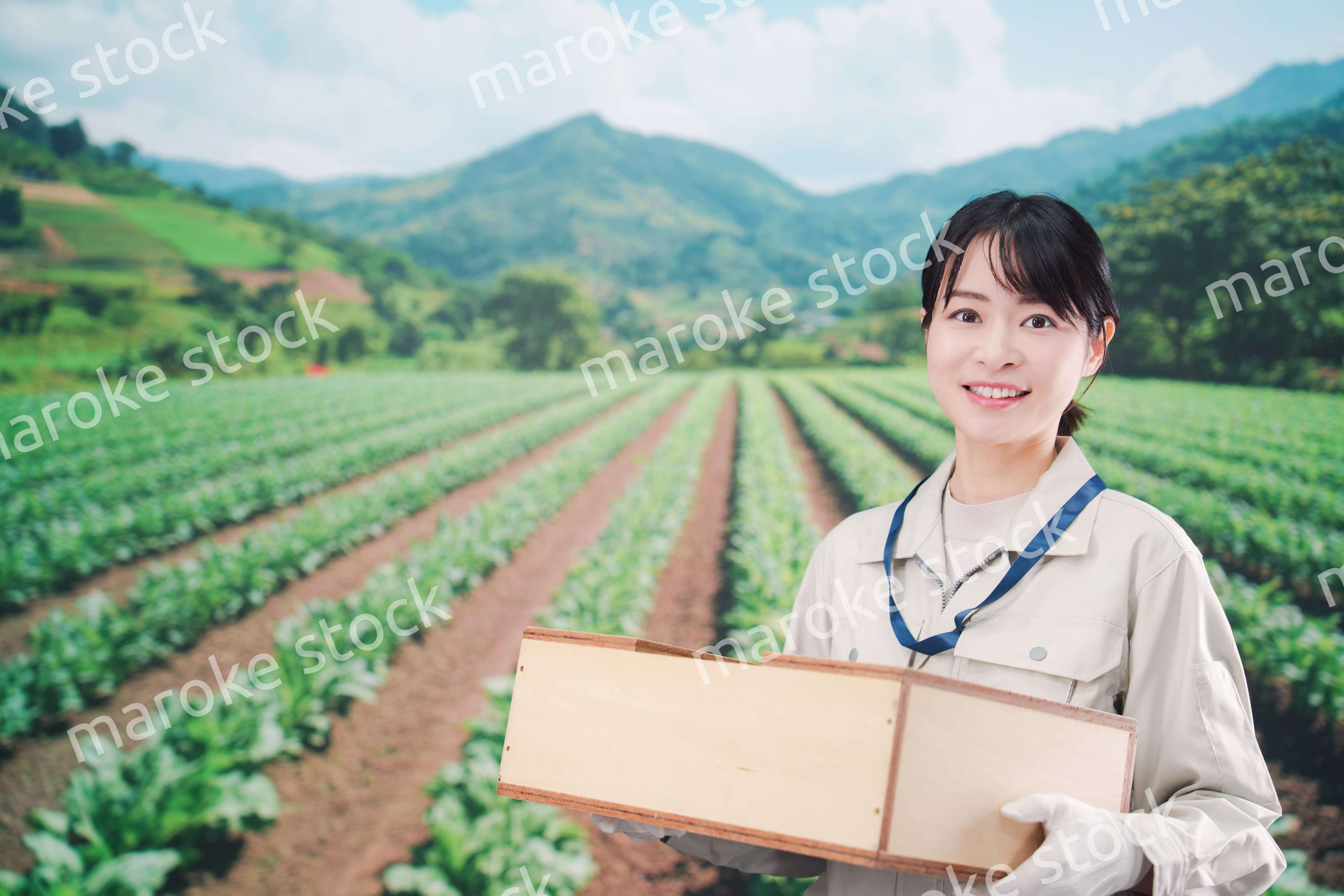 箱を運搬する農家の若い女性