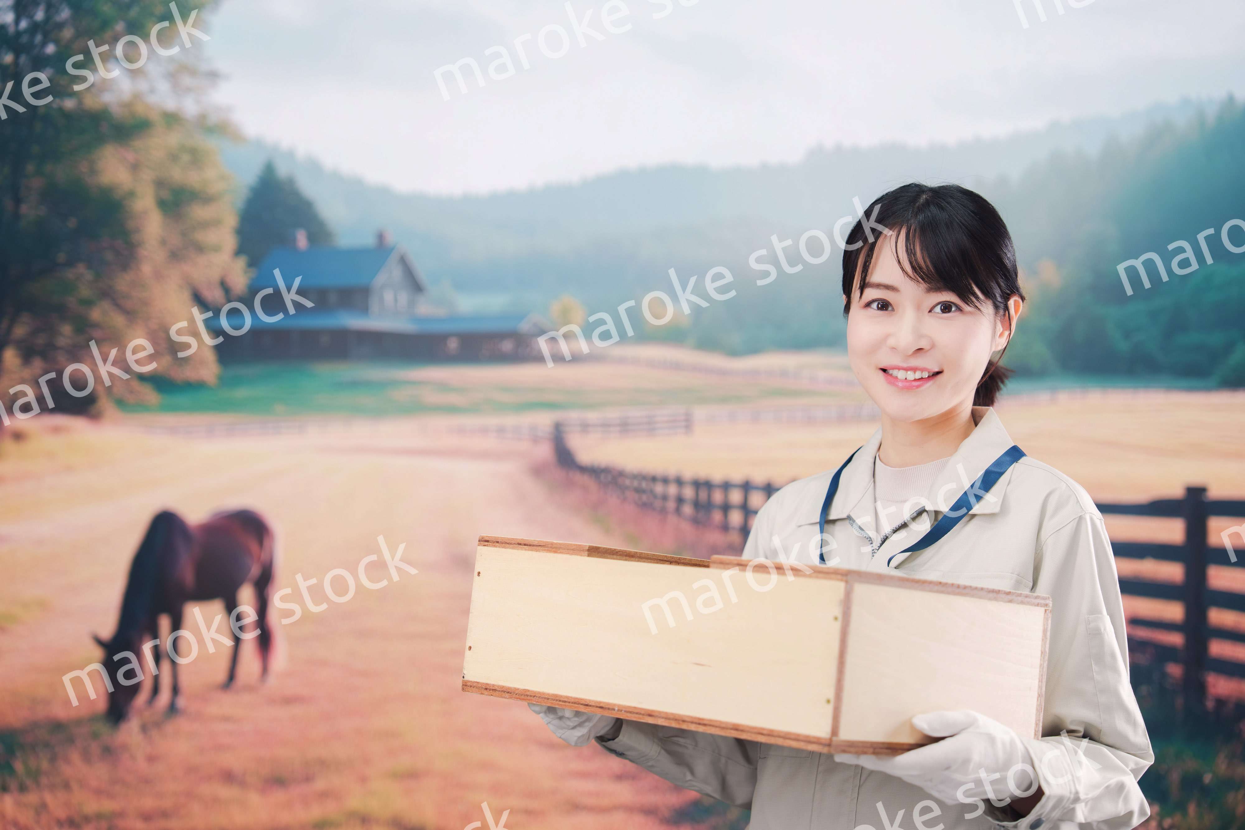 広い農園で働く農家の若い女性