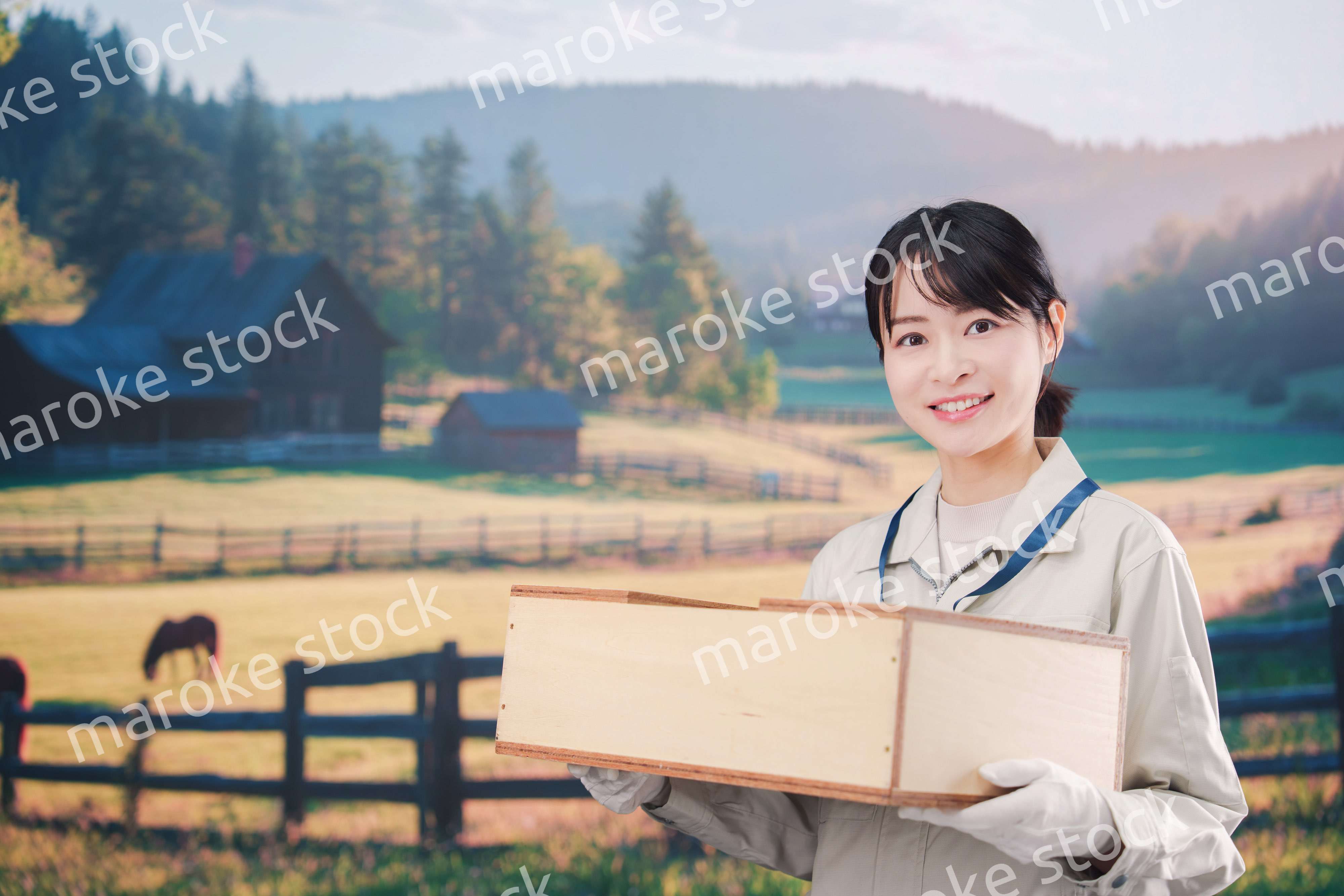 広い農園で働く農家の若い女性