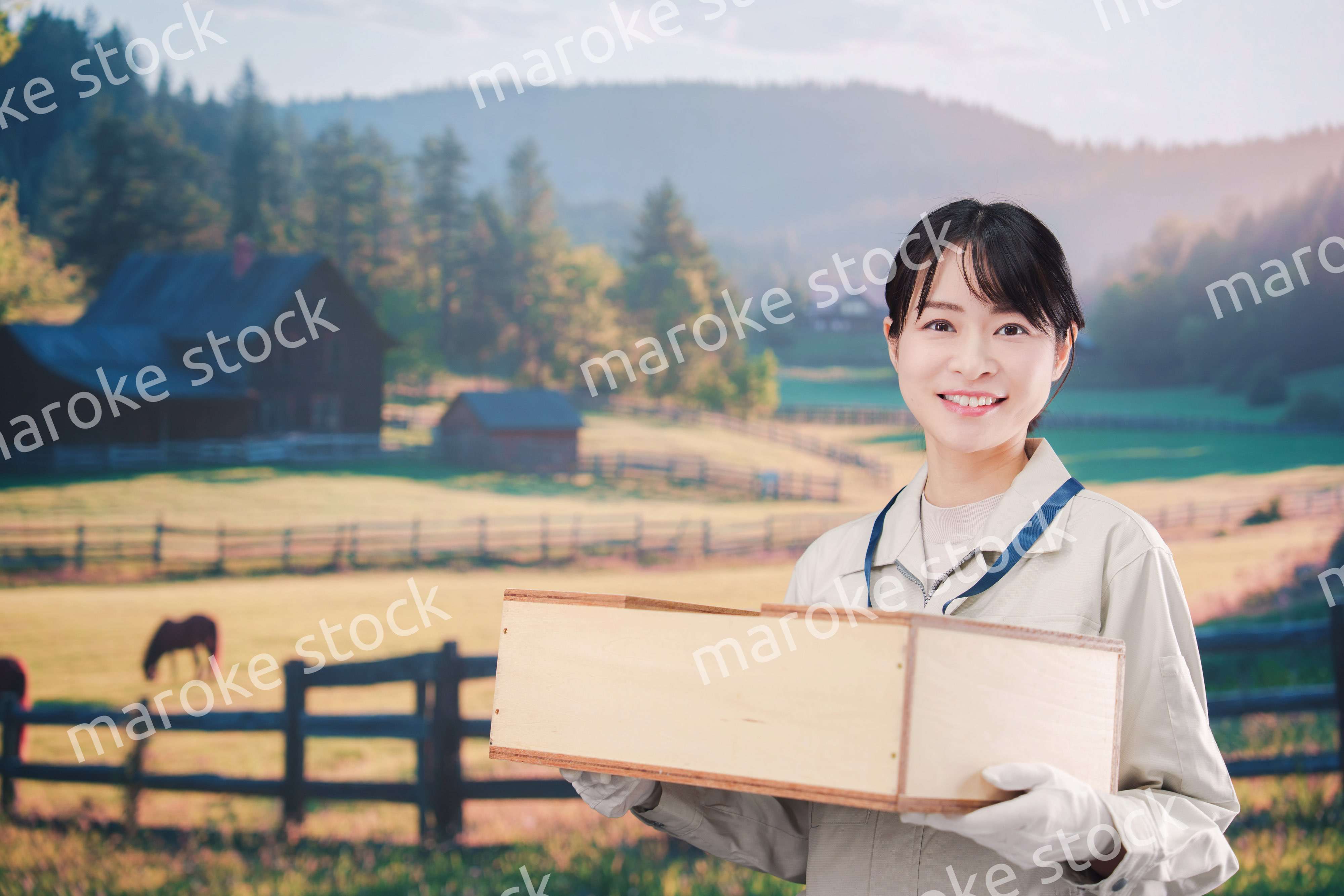 広い農園で働く農家の若い女性