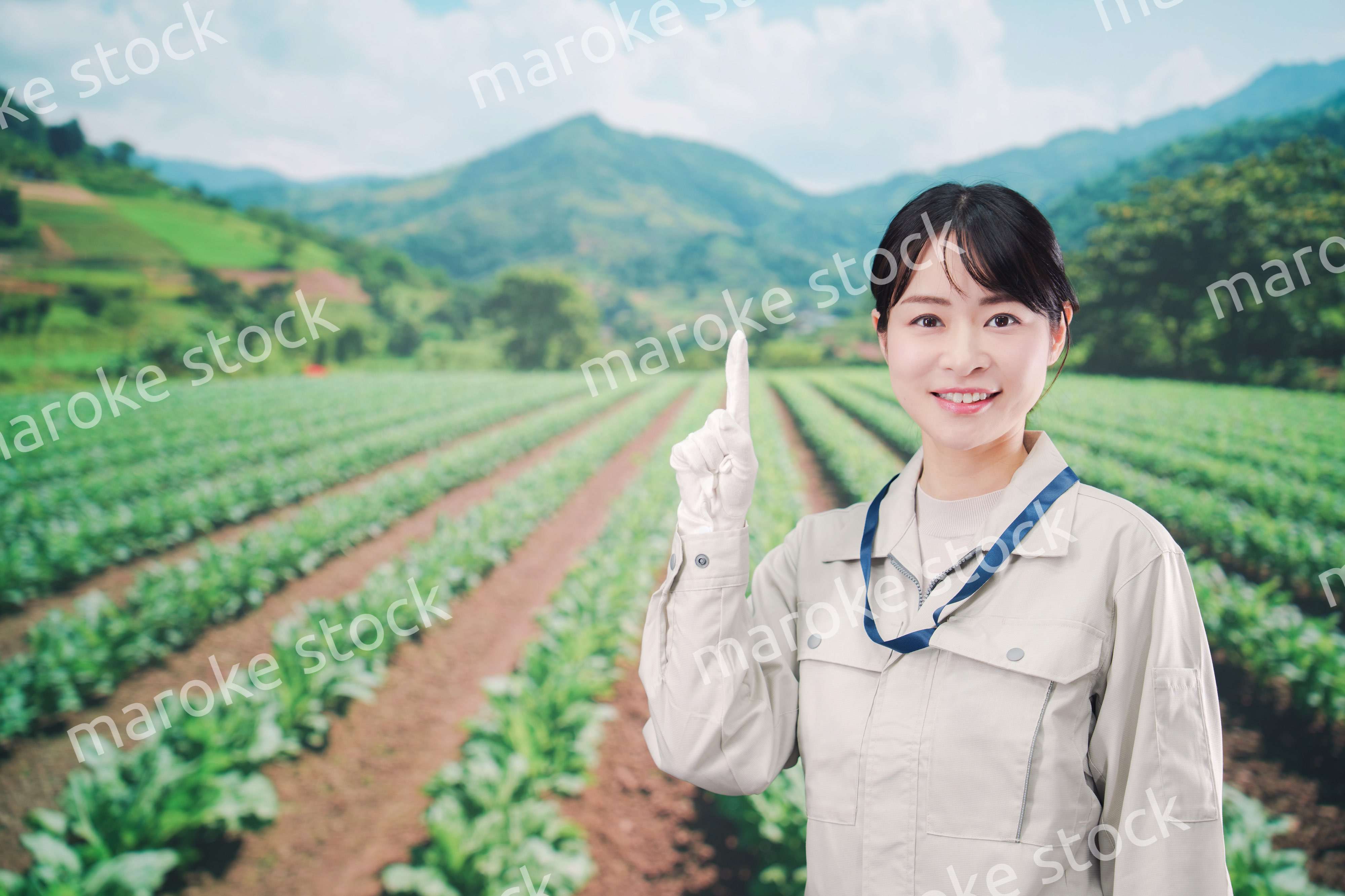 広い農園で働く農家の若い女性