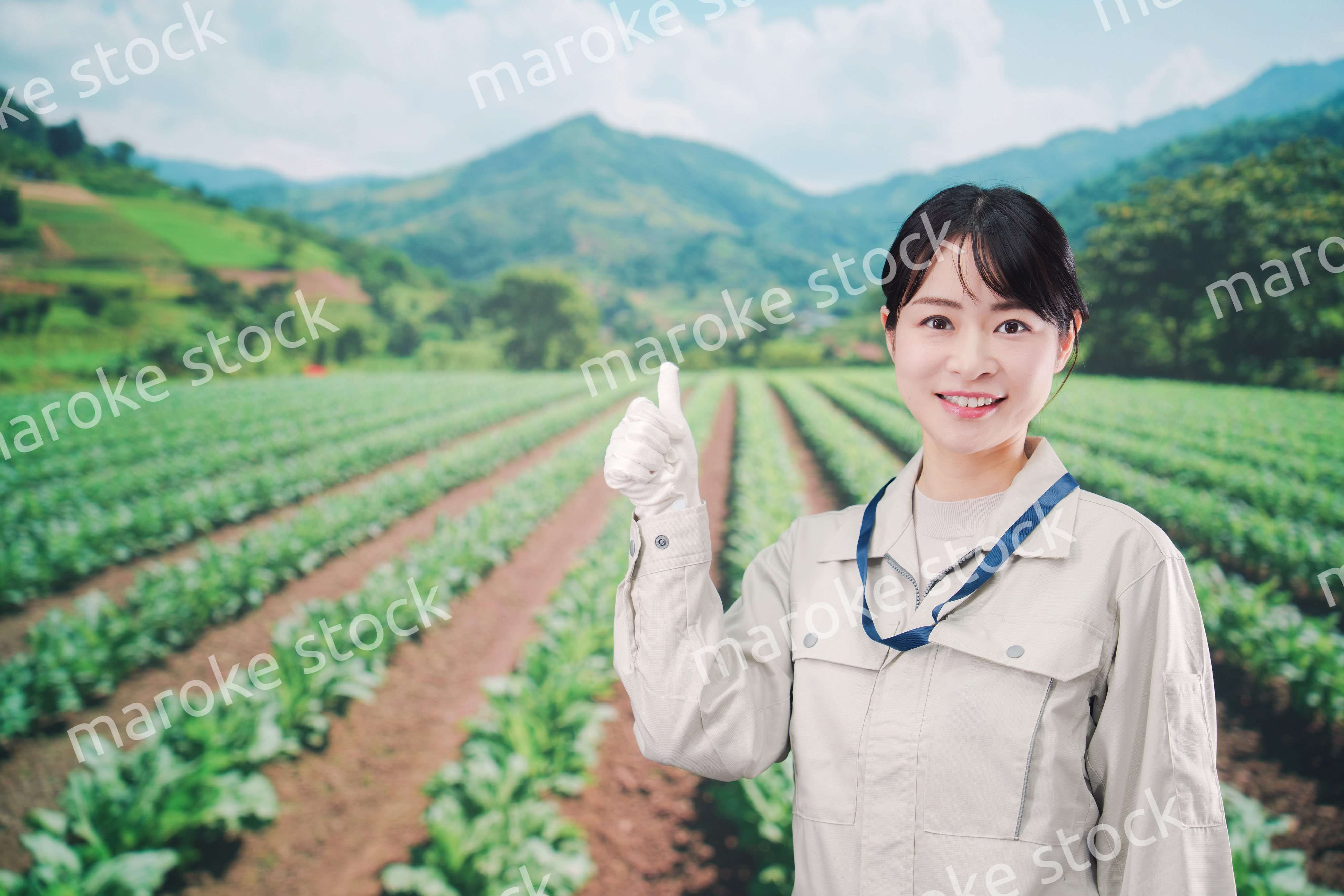 広い農園で働く農家の若い女性