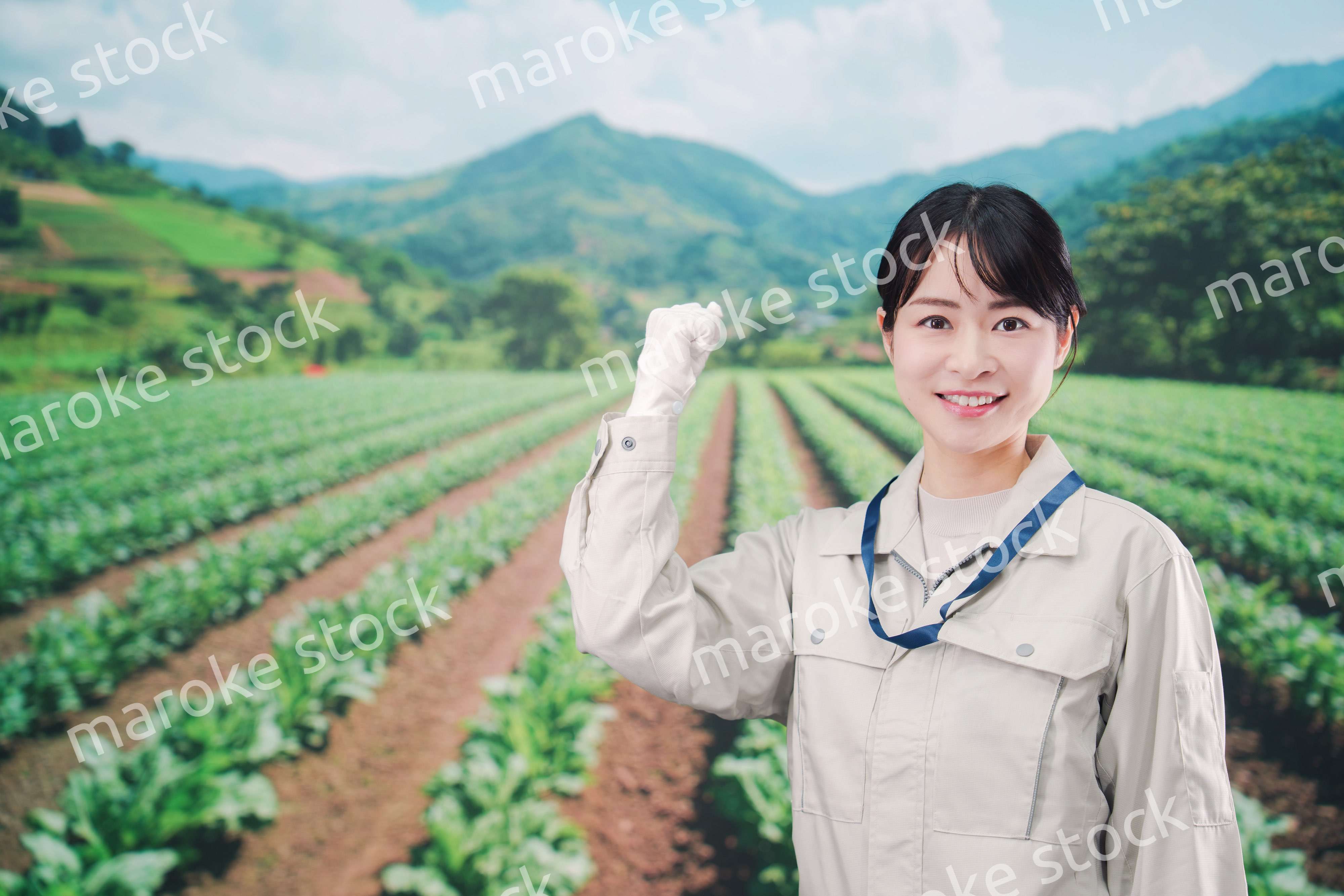 広い農園で働く農家の若い女性