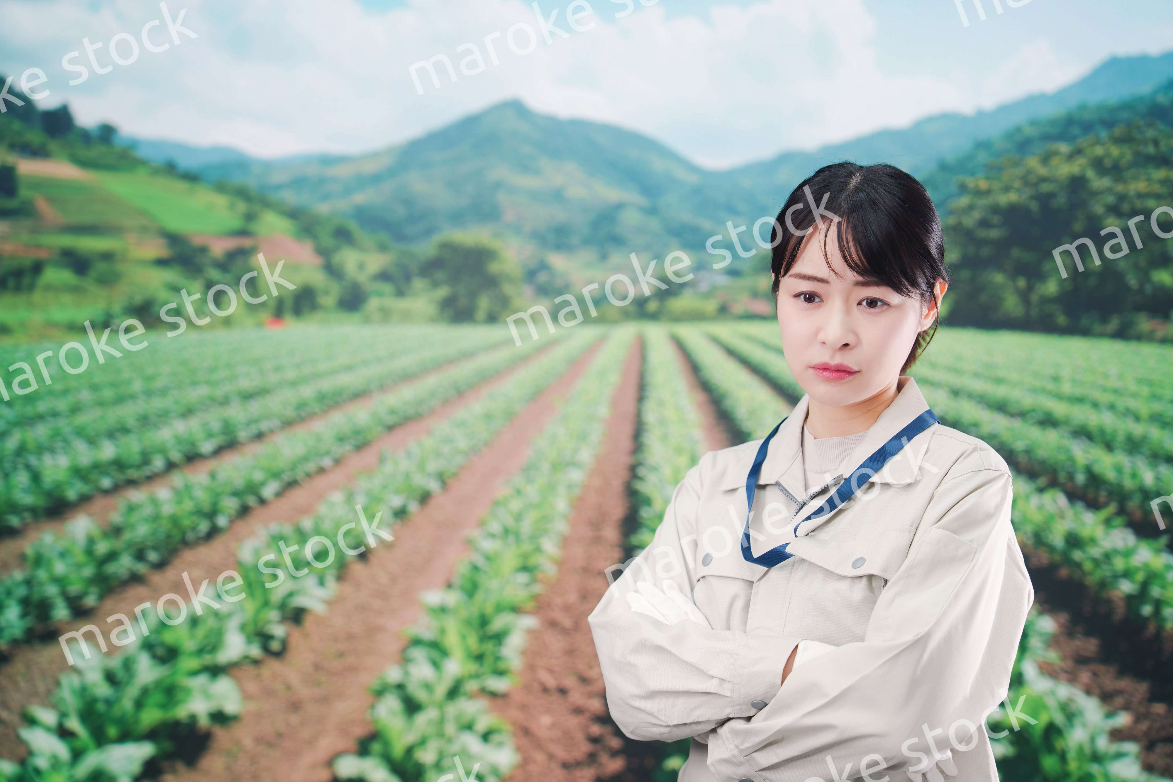畑で悩む農家の若い女性