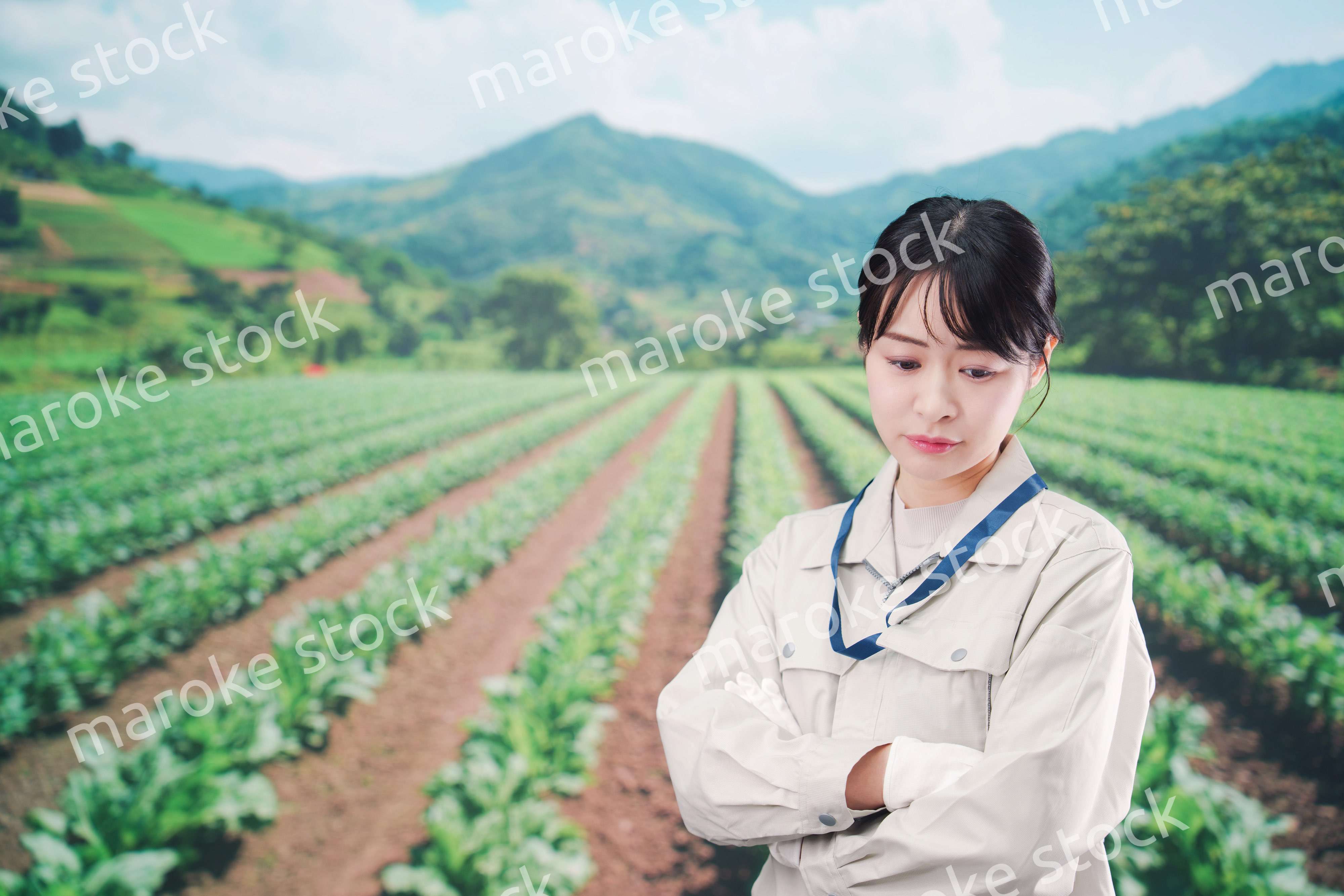 畑で悩む農家の若い女性