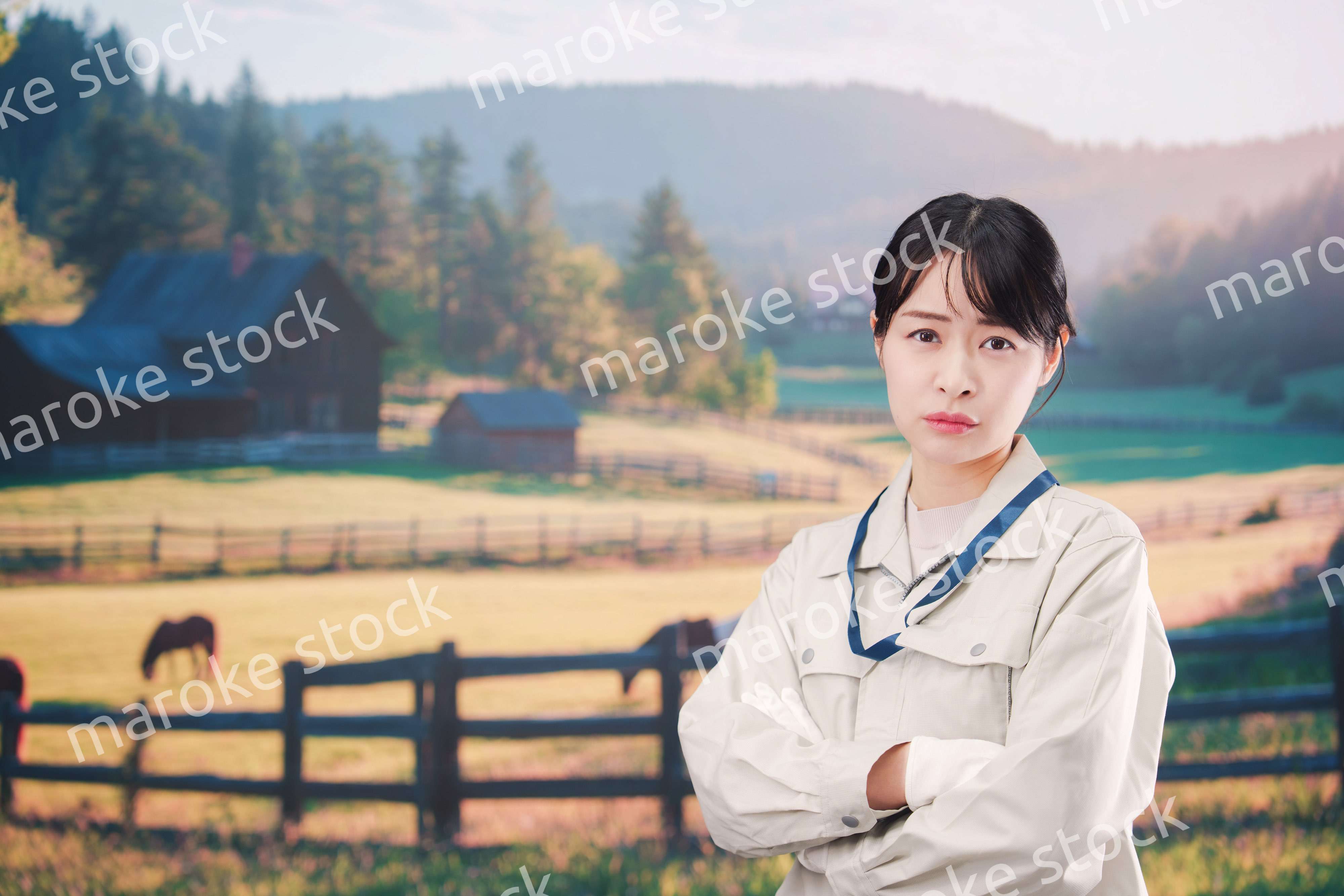 畑で悩む農家の若い女性