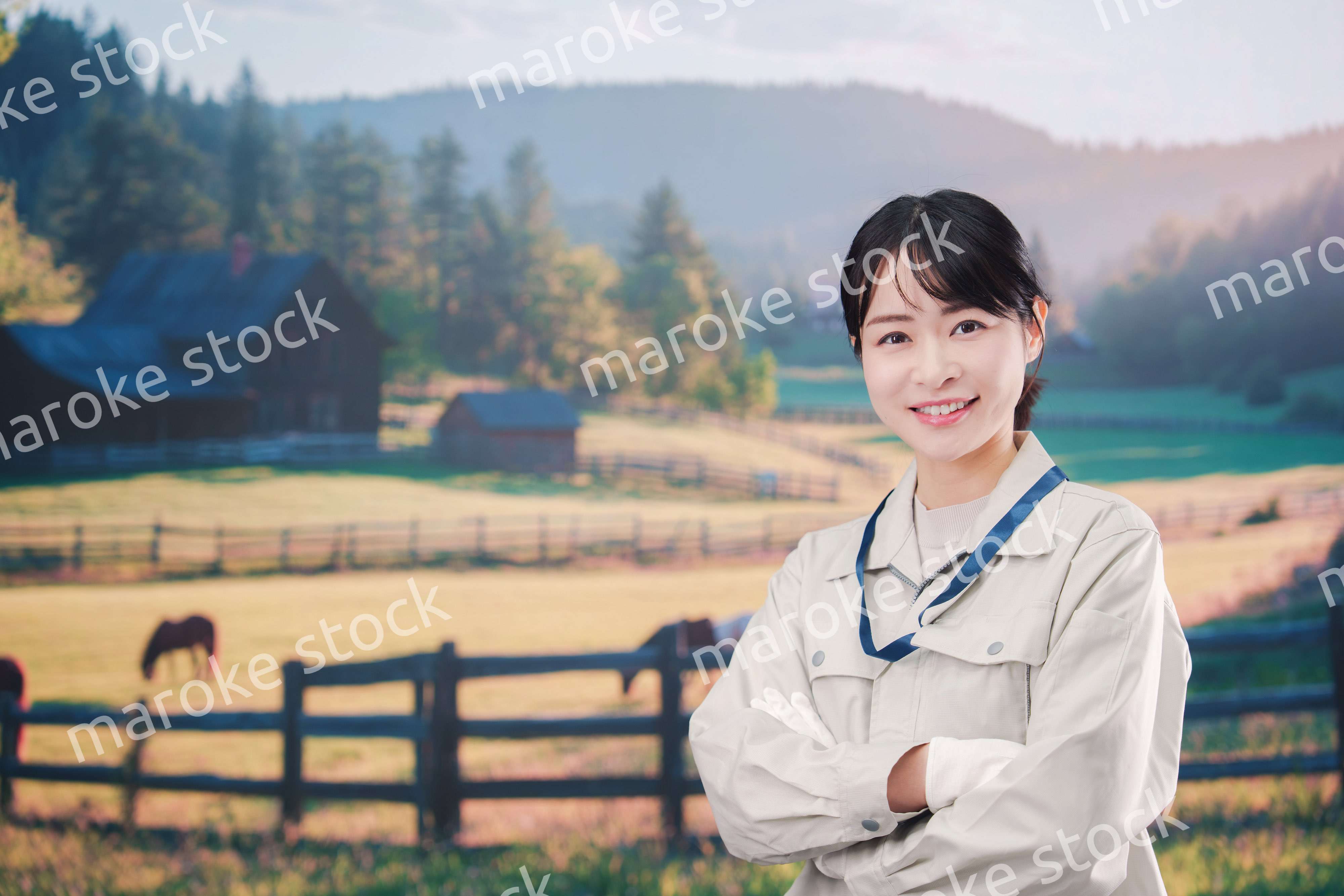 広い農園で働く農家の若い女性