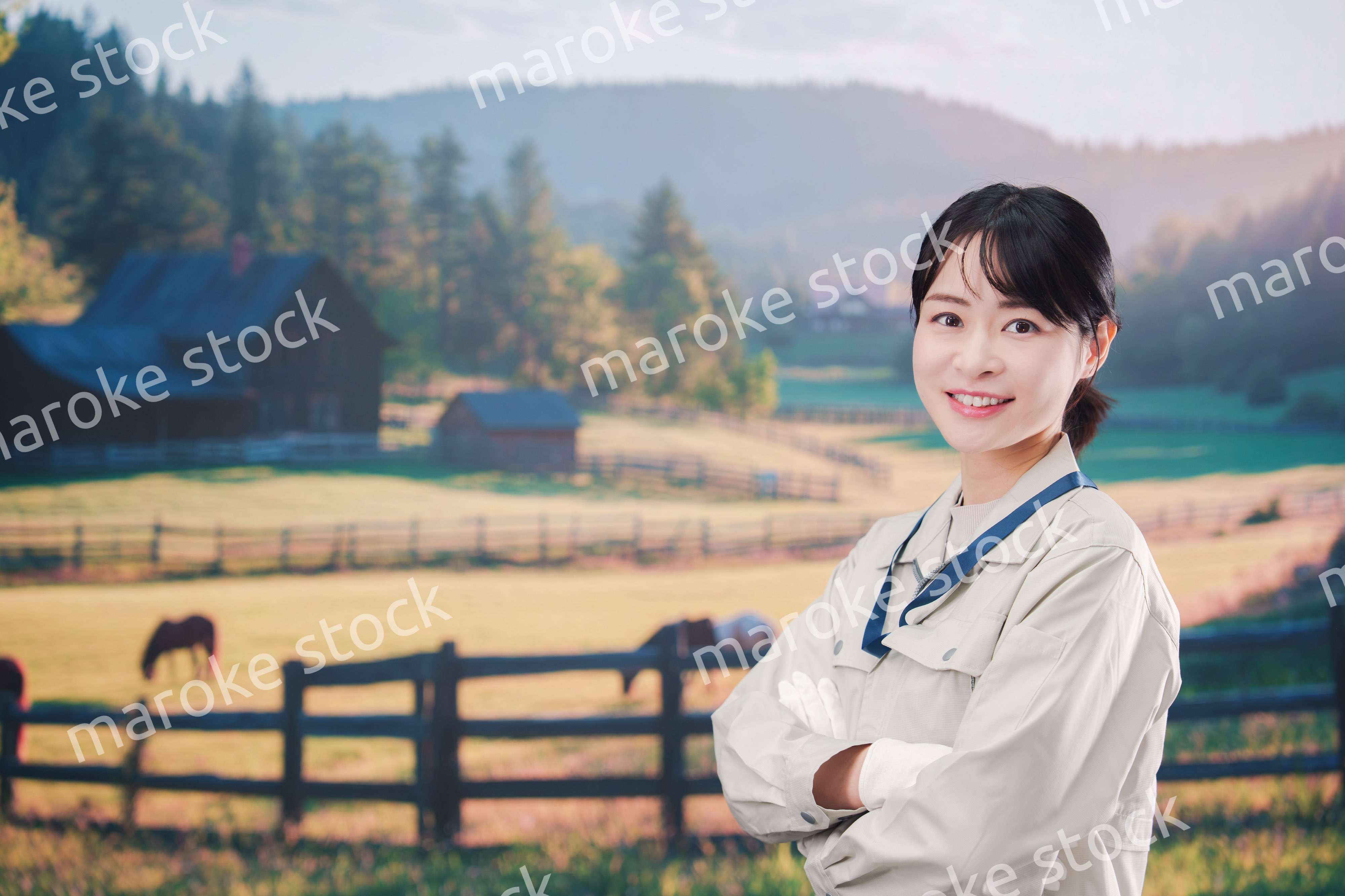 広い農園で働く農家の若い女性