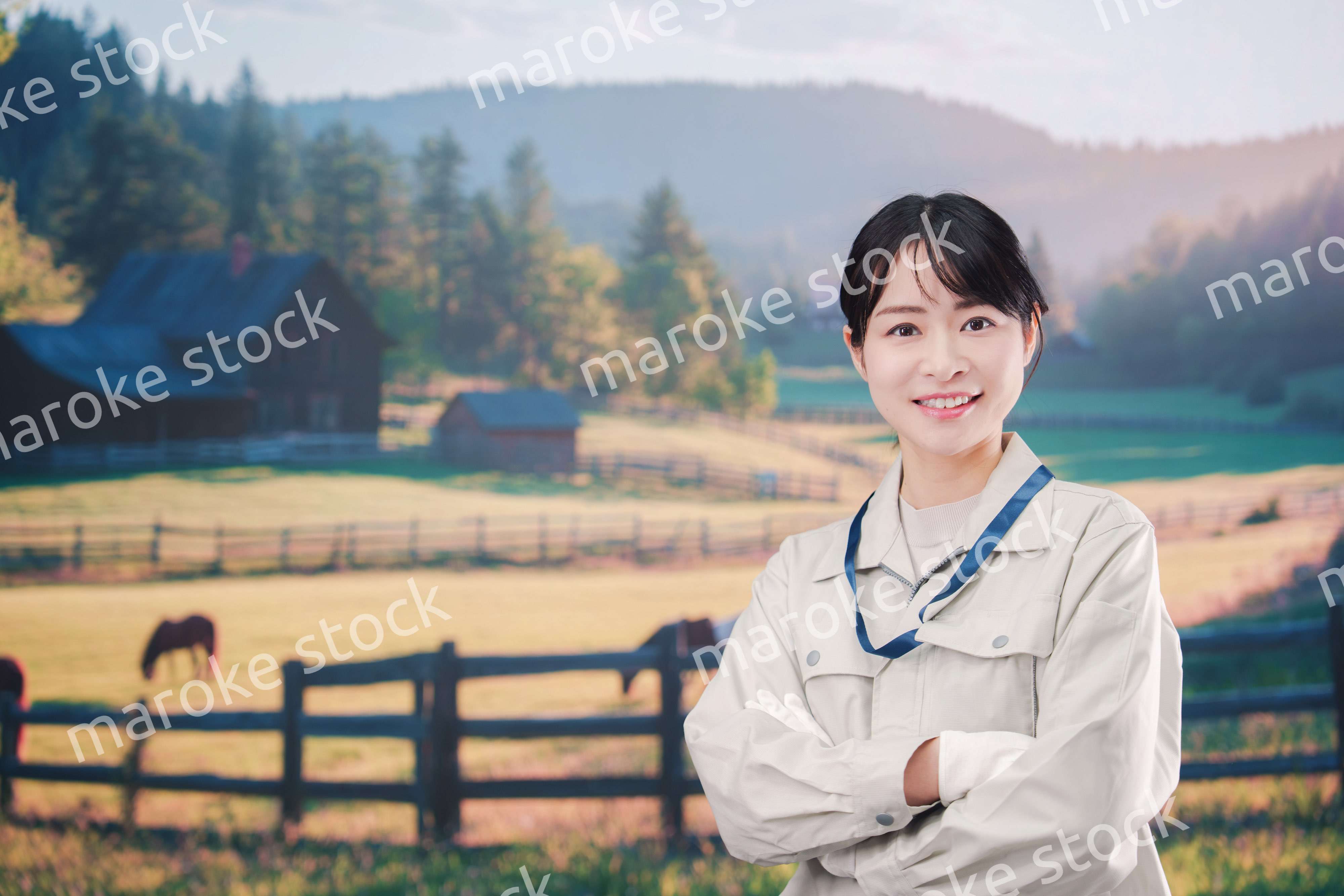 広い農園で働く農家の若い女性