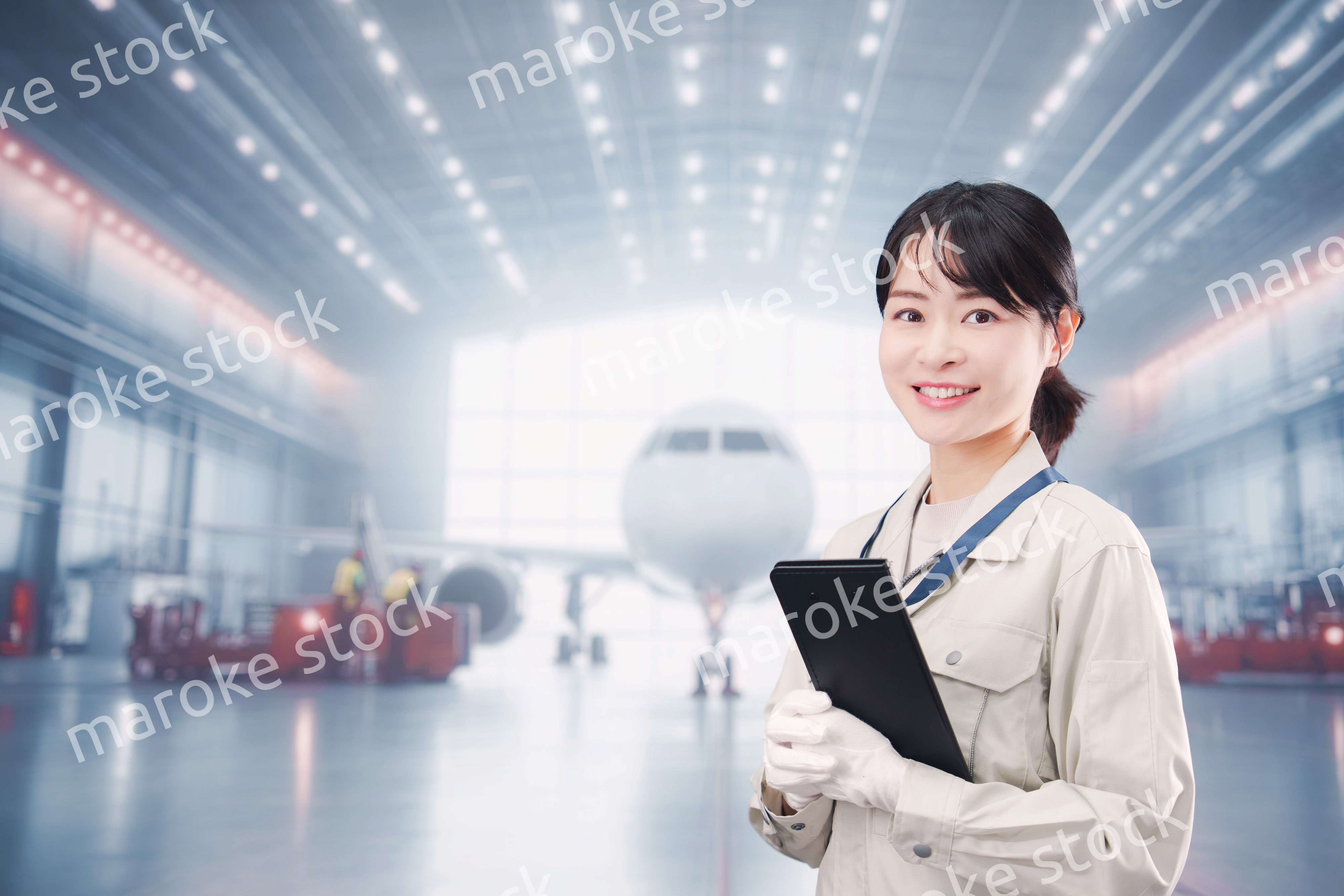 飛行機の格納庫で働く技術者の若い女性