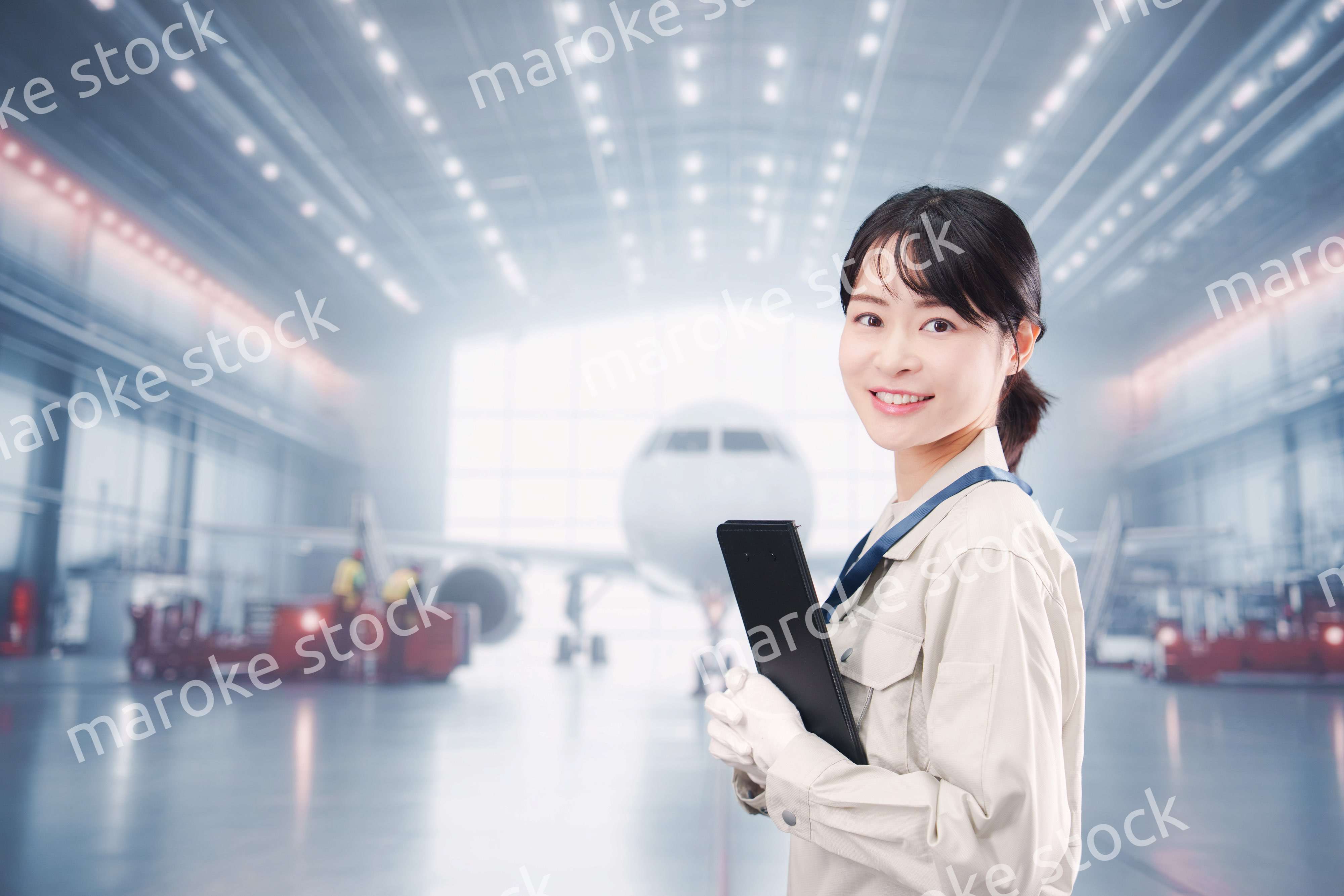飛行機の格納庫で働く技術者の若い女性