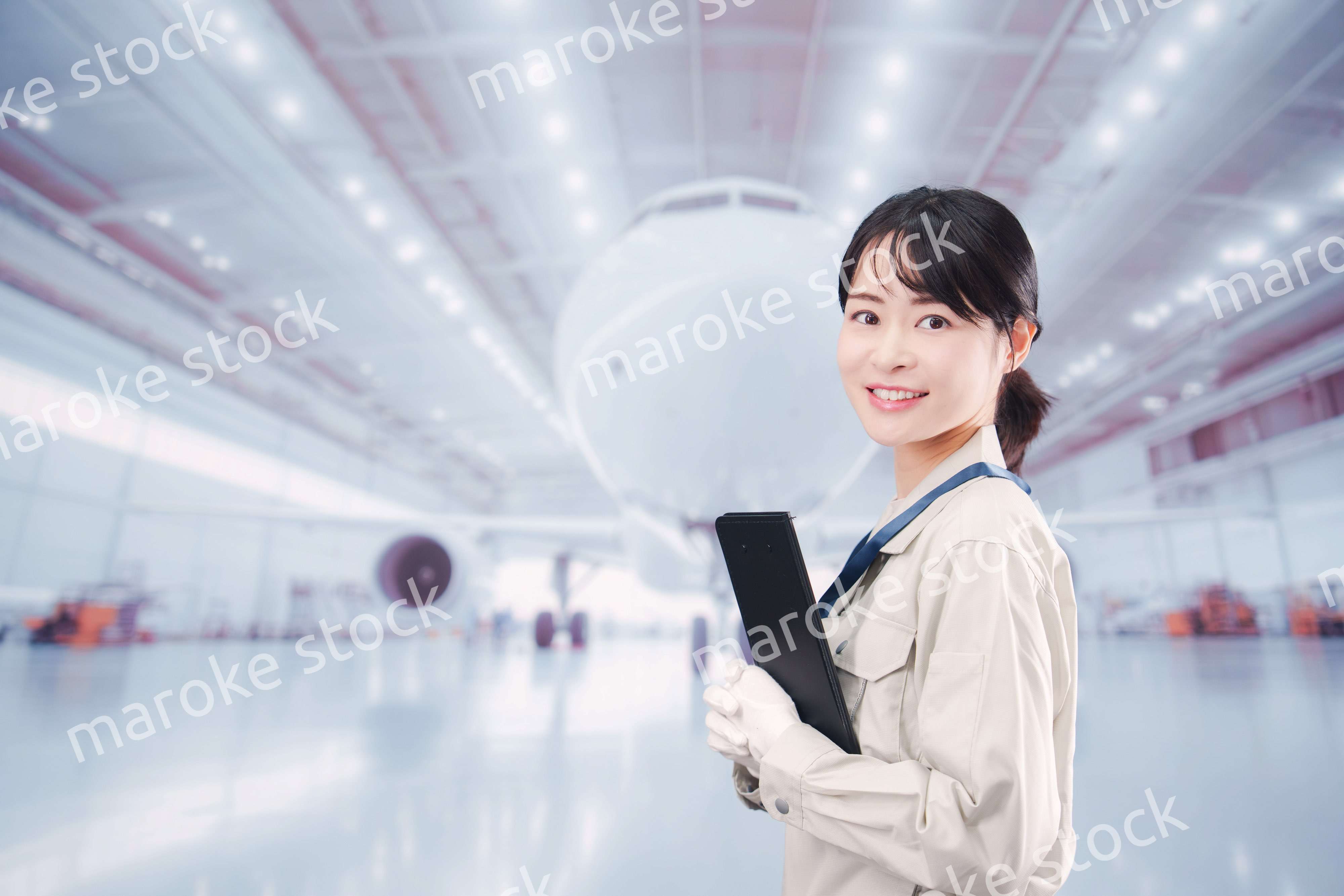 飛行機の格納庫で働く技術者の若い女性