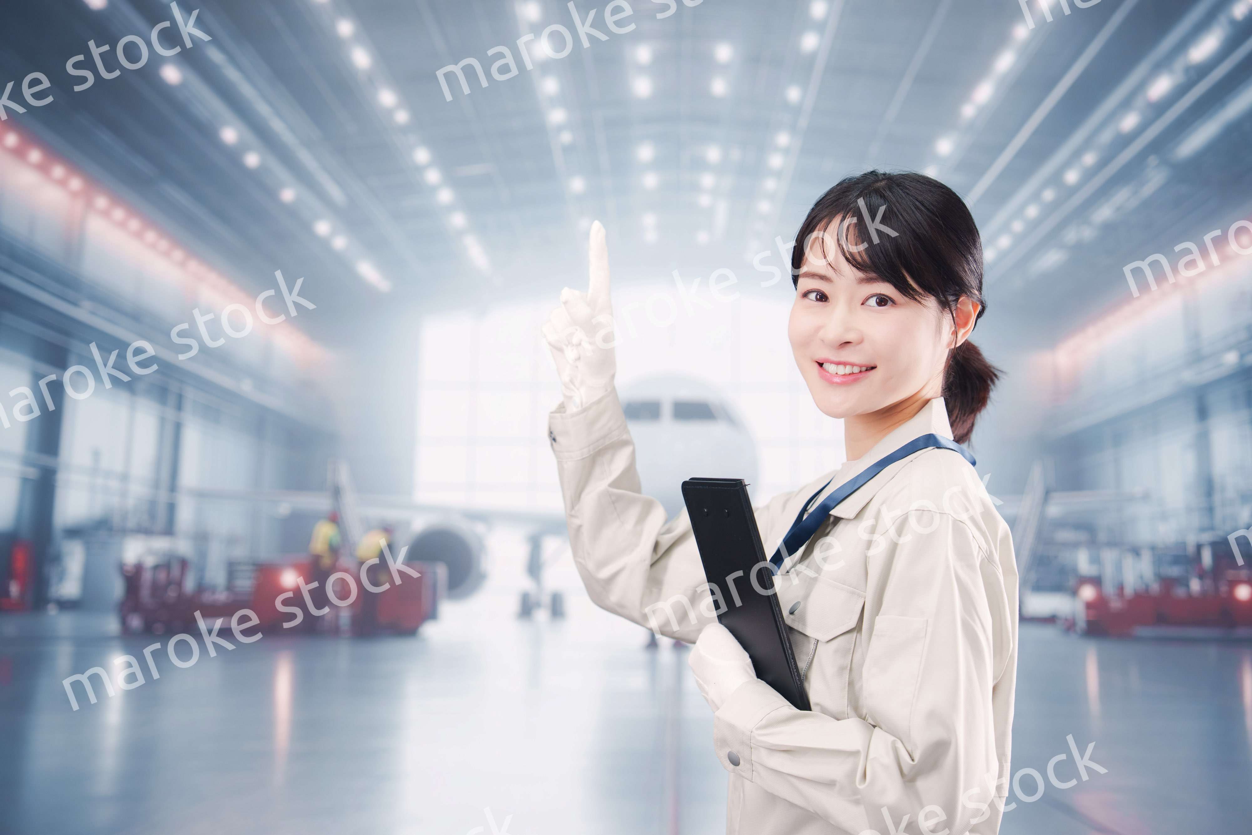 飛行機の格納庫で働く技術者の若い女性