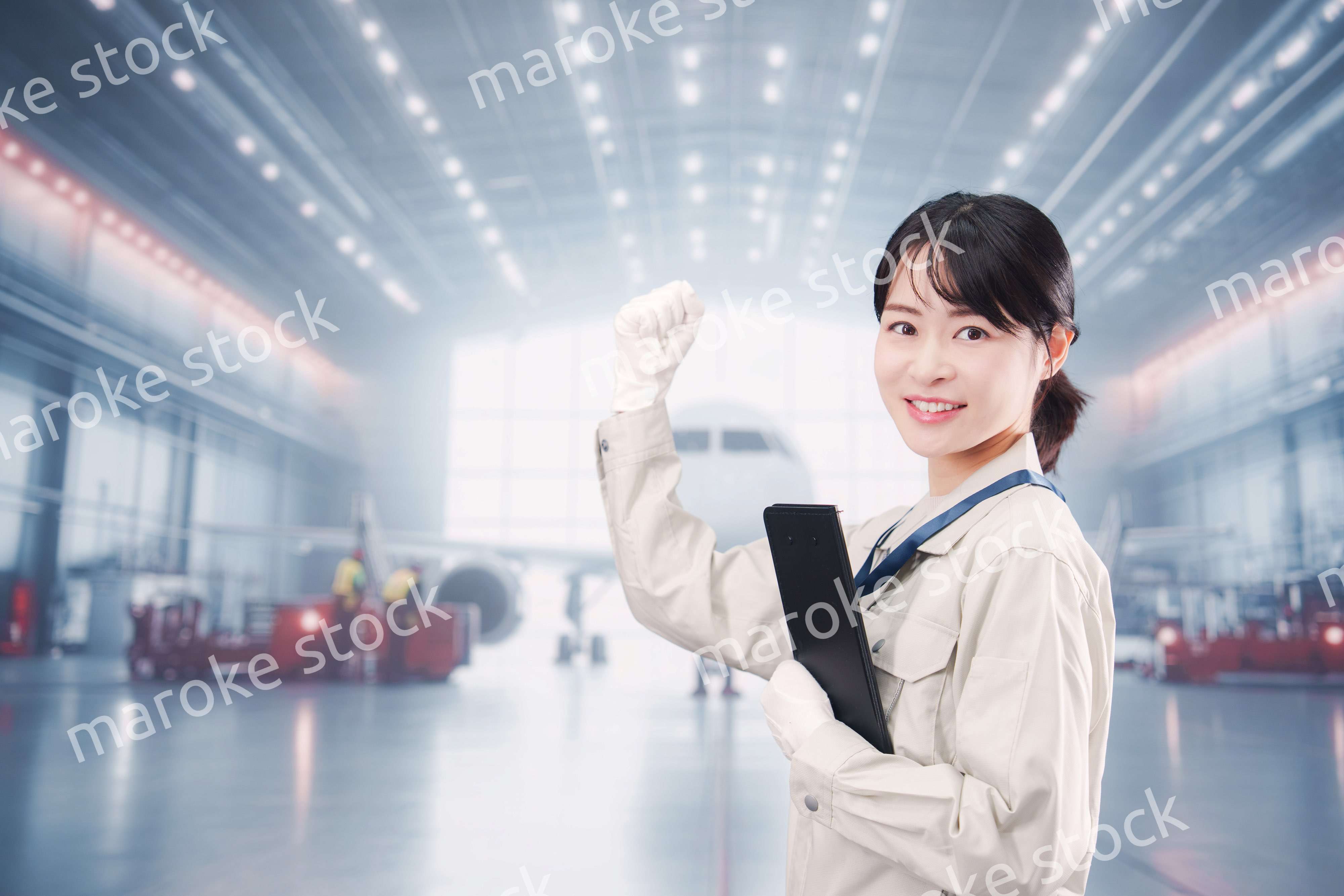 飛行機の格納庫で働く技術者の若い女性