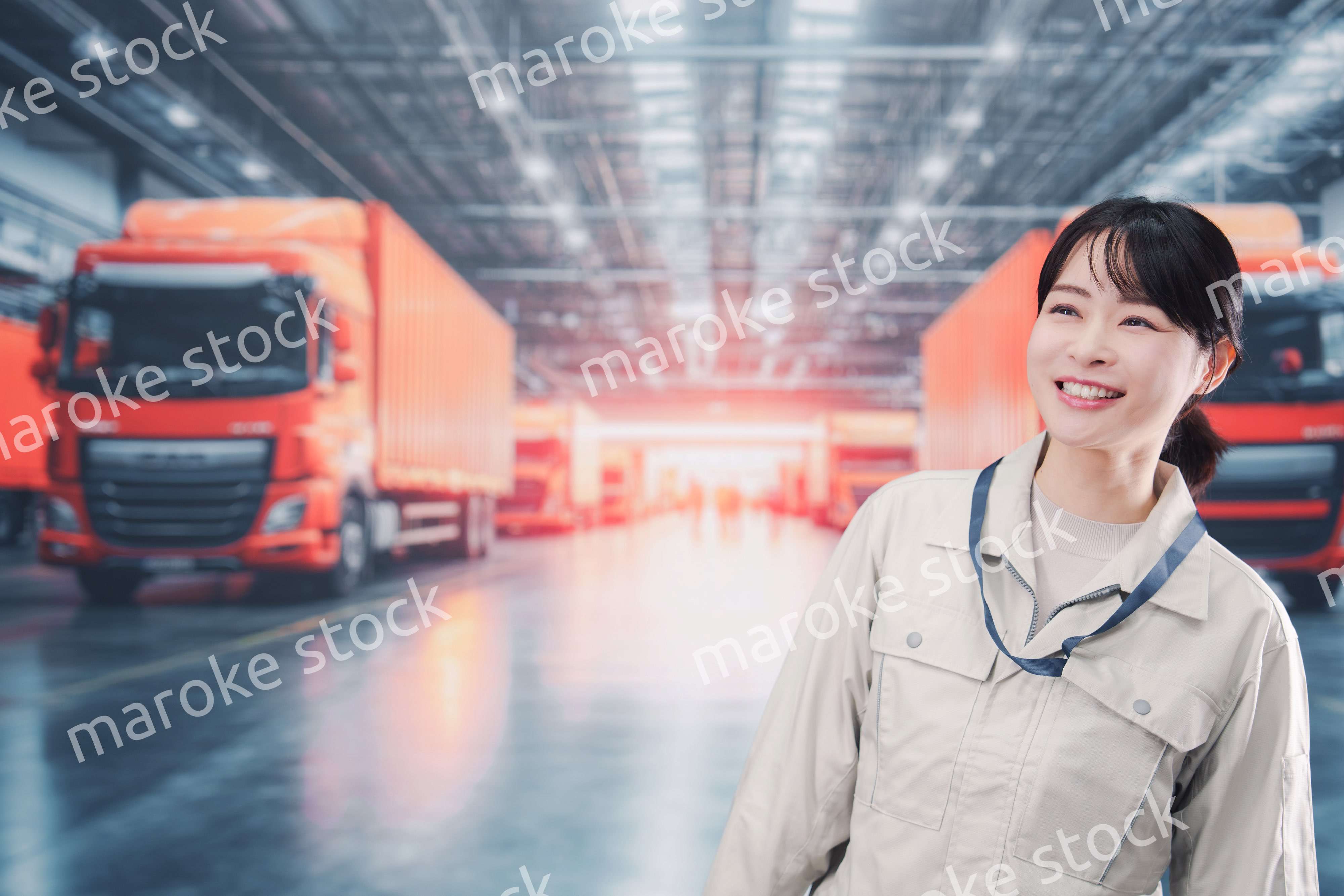 物流業界でトラック運転士をする若い女性