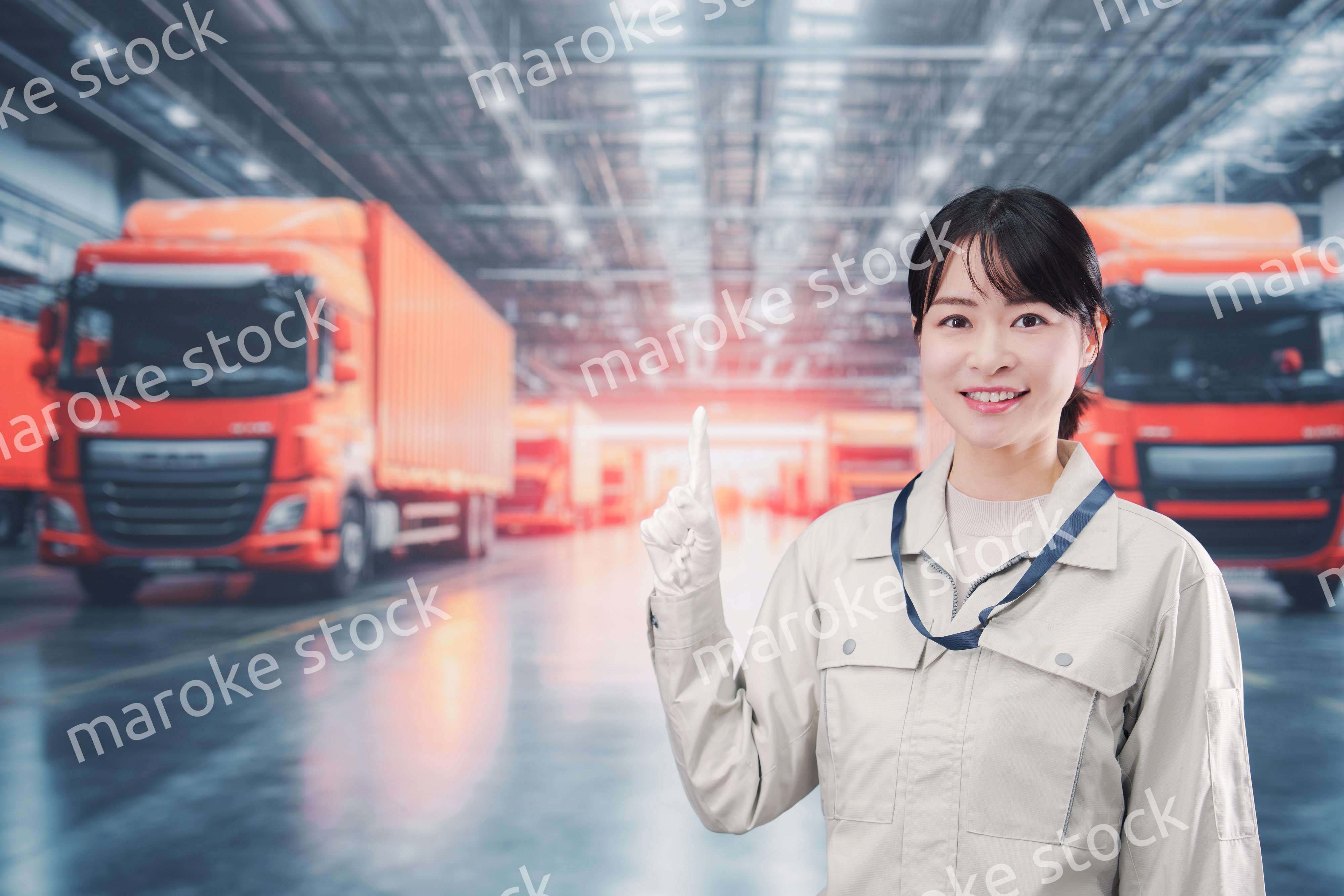 物流業界でトラック運転士をする若い女性