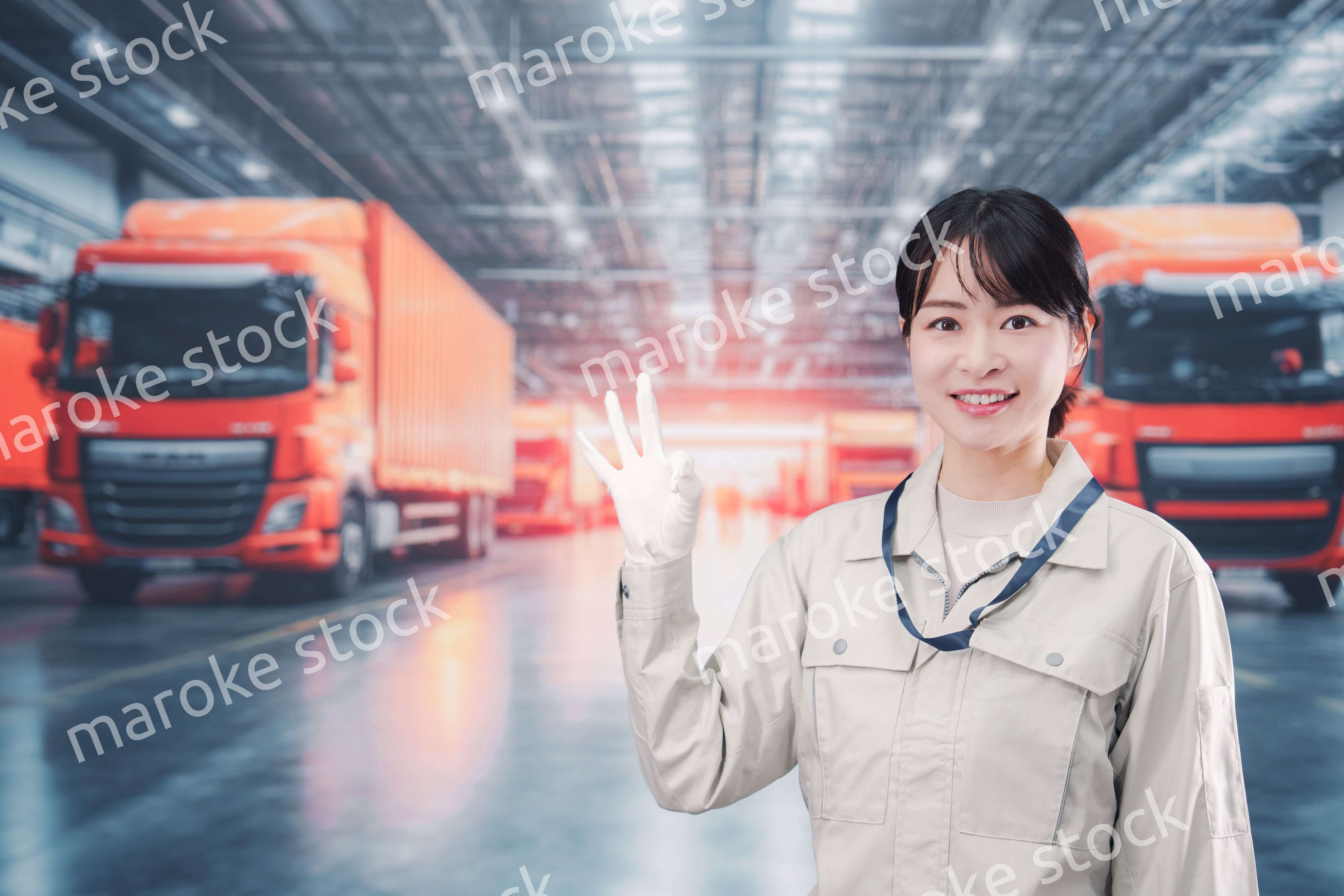 物流業界でトラック運転士をする若い女性