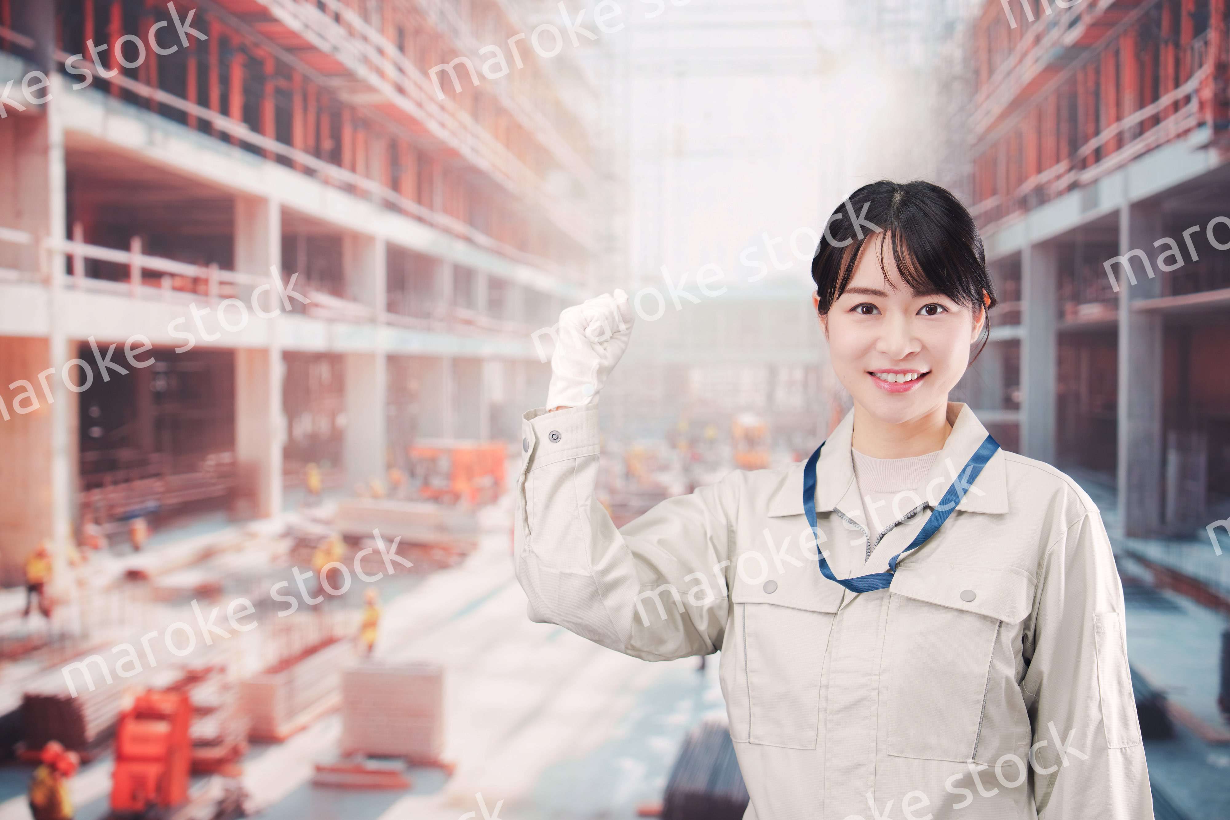 ビルの建築現場で働く作業着を着た若い女性