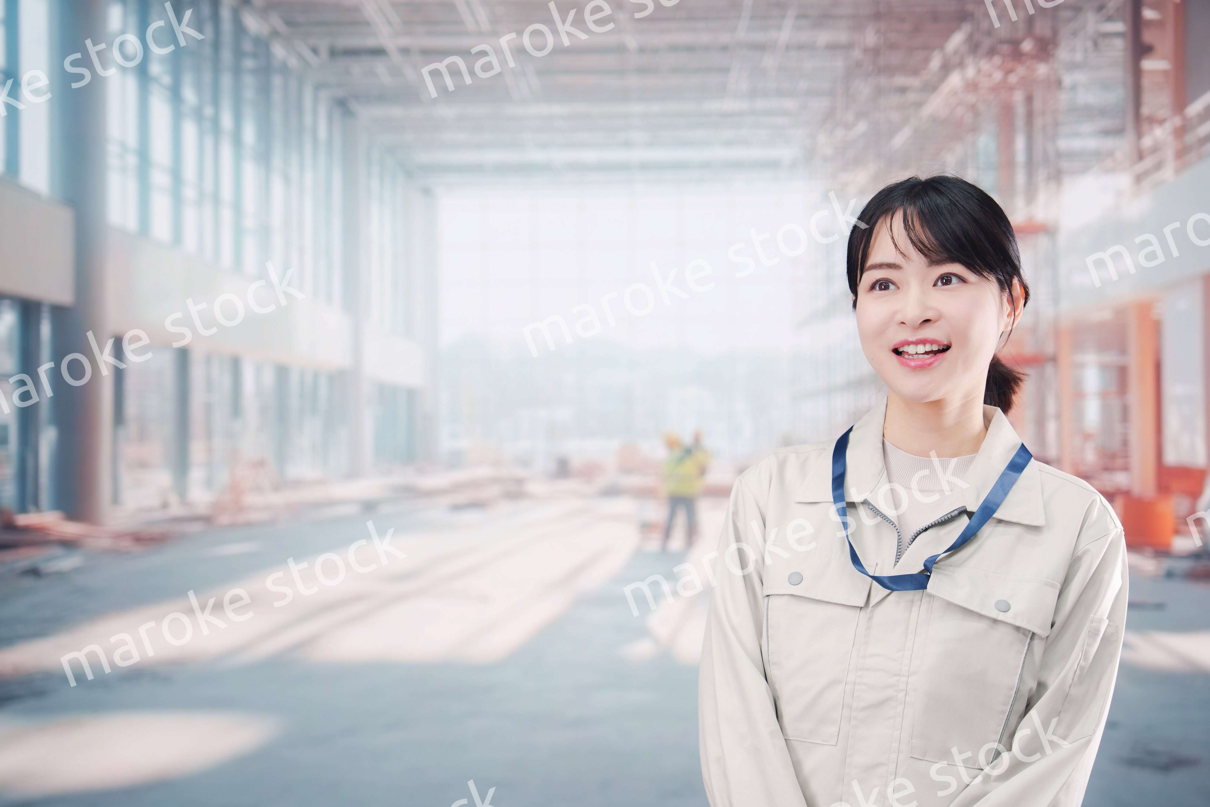 建設中のショッピングモールで働く作業員の若い女性