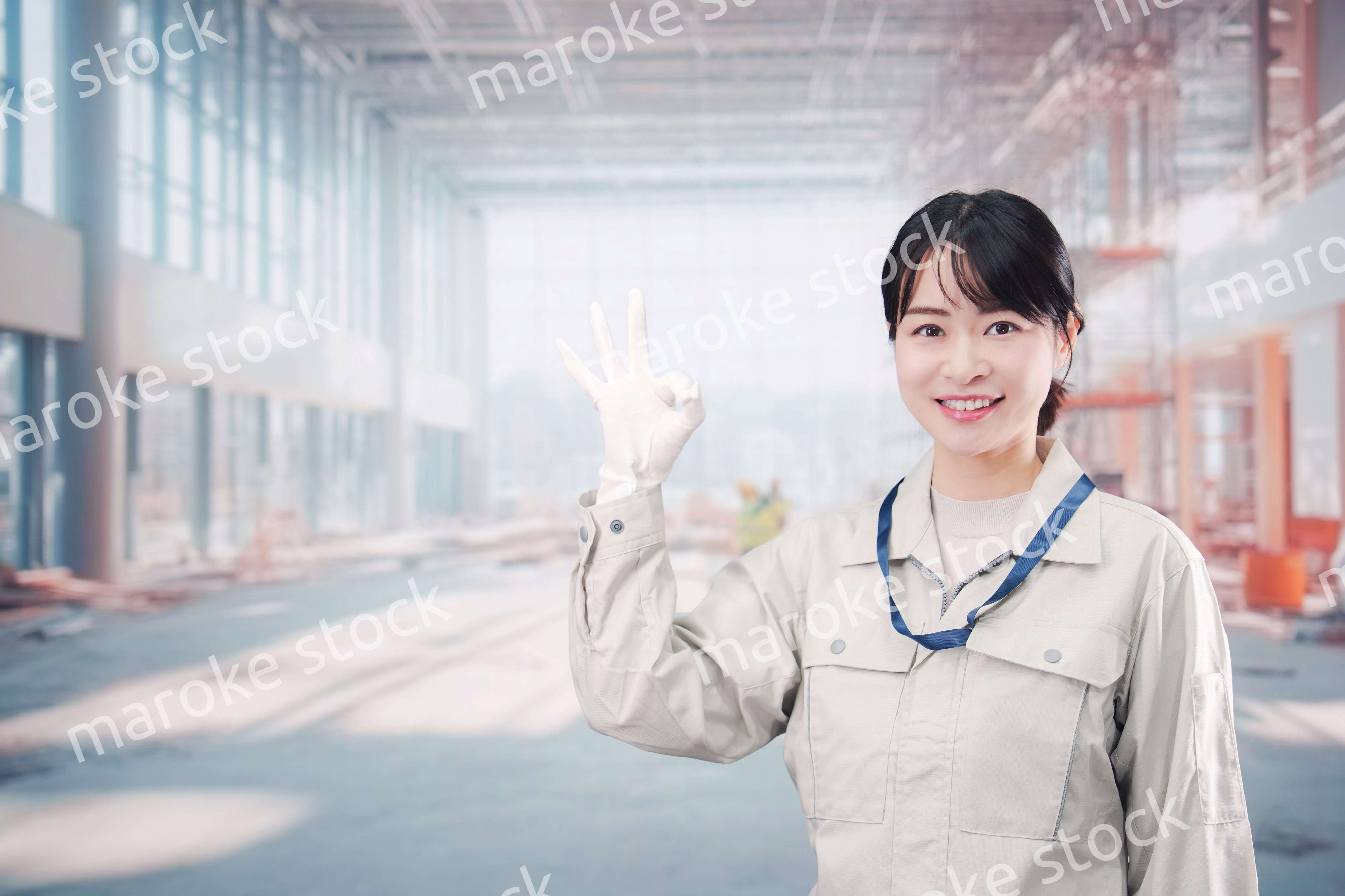 建設中のショッピングモールで働く作業員の若い女性