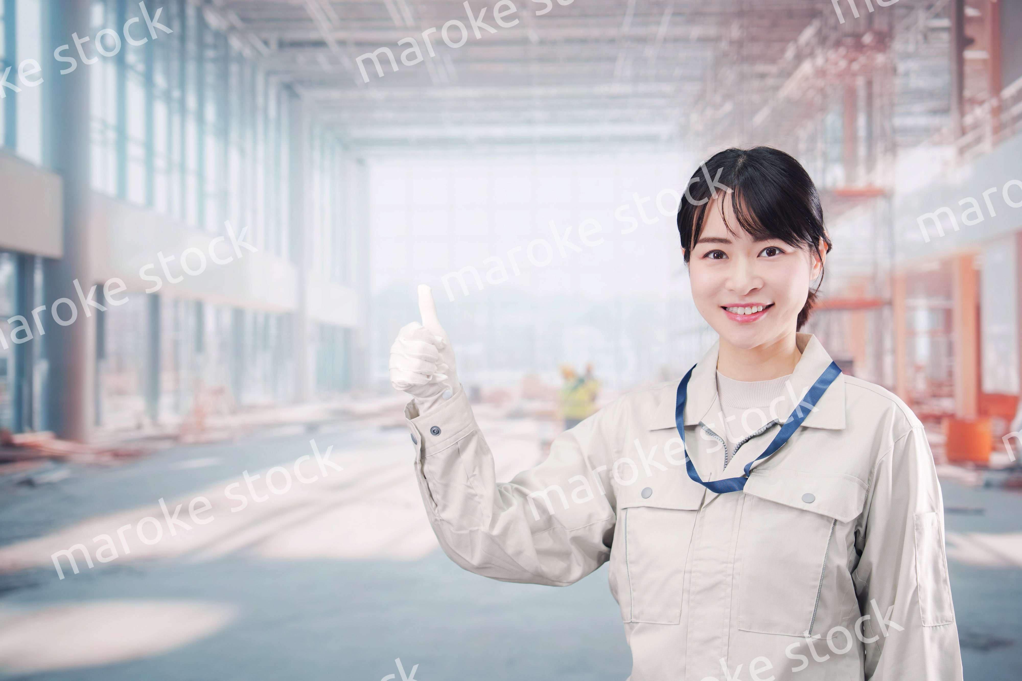 建設中のショッピングモールで働く作業員の若い女性