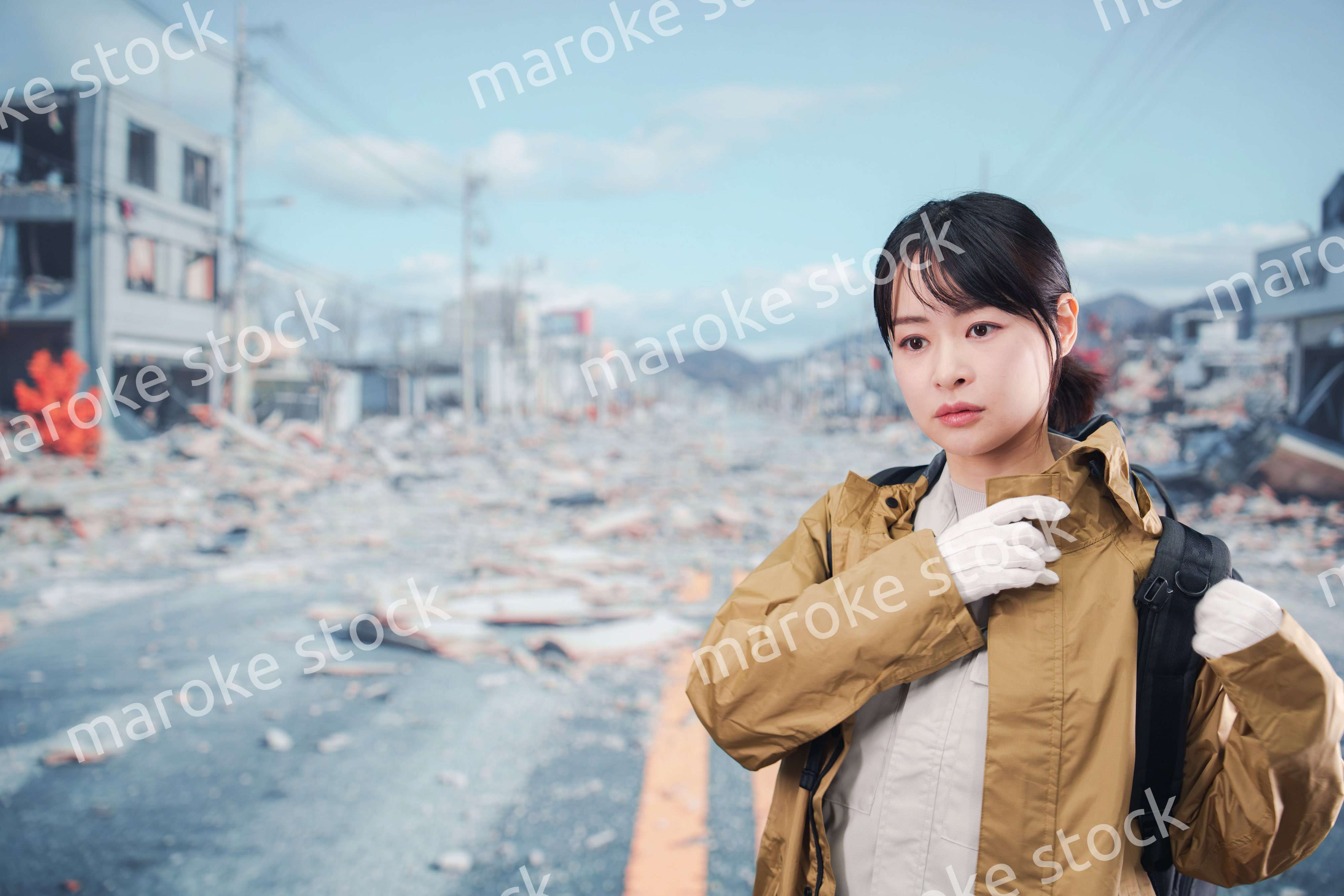 災害で被災し避難をする女性