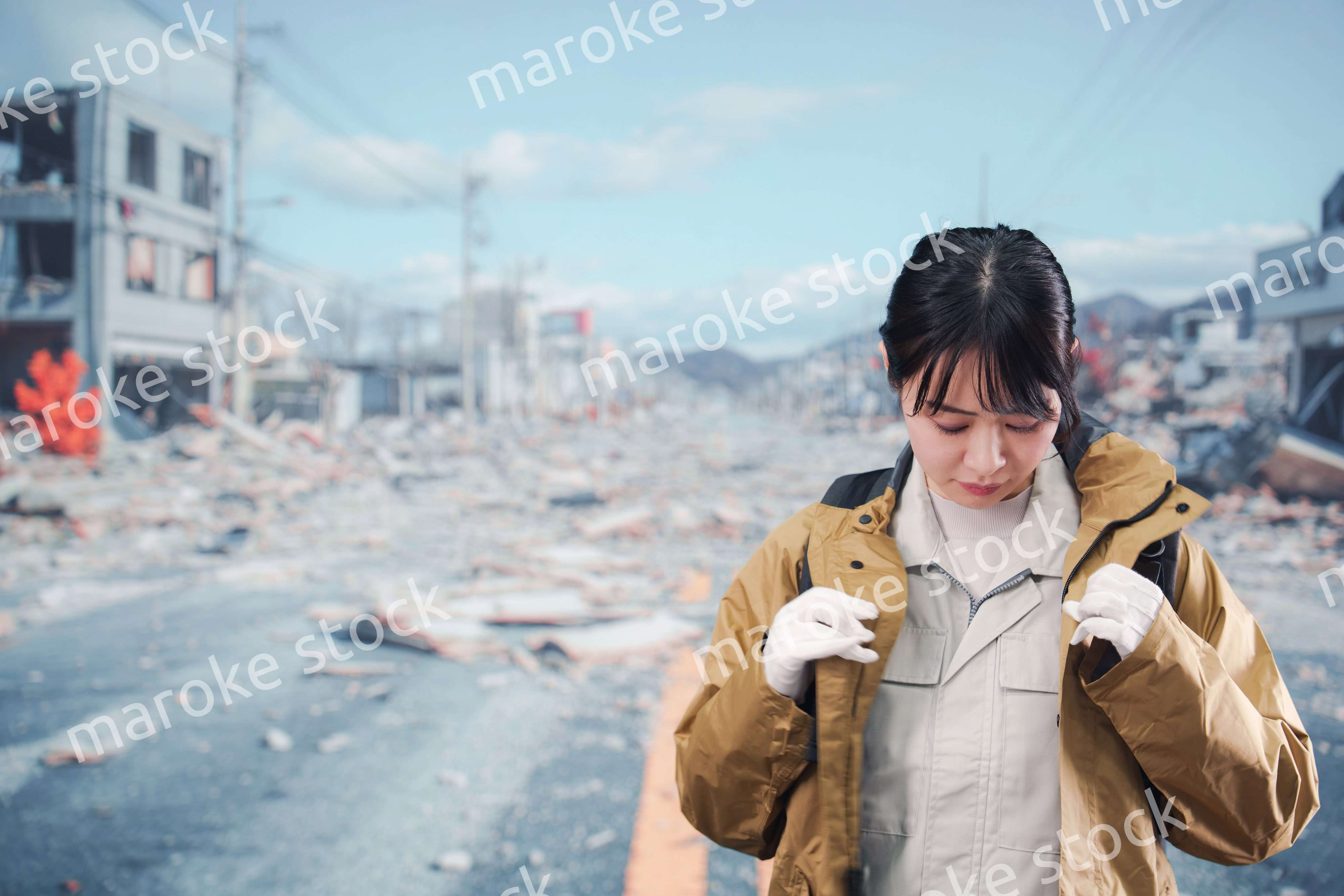 災害で被災し避難をする女性